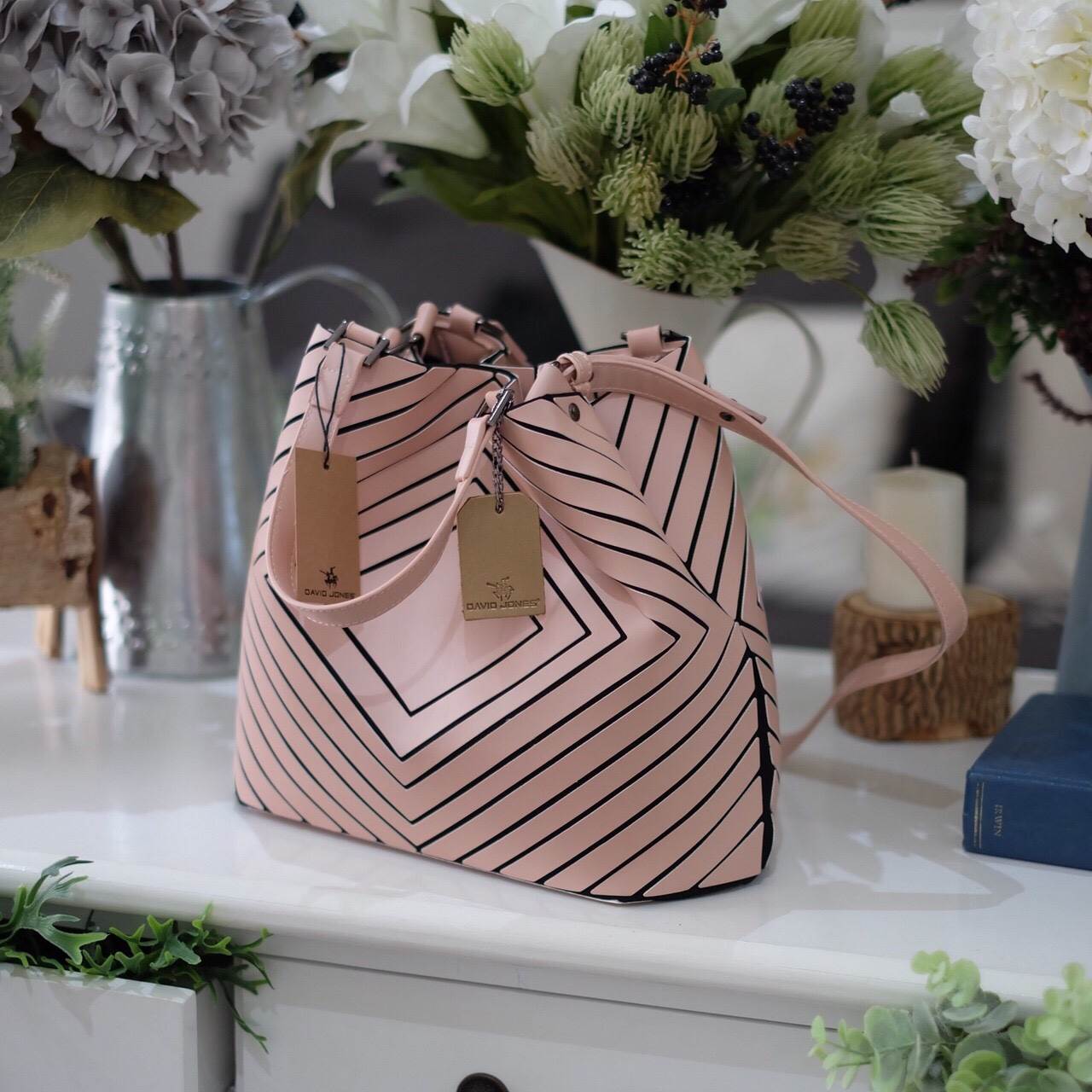 ลายใหม่ Square shape ลาย Limited edition หายาก สวย modern มากค่า 👍ปรับทรงได้ 2 แบบ น่ารักมาก สี Rose morning // Light grey สวยเข้ากับชุดง่ายมาก 💥💥น้ำหนักเบาเพียงแค่ 3.5 ขีดเท่านั้น !!!! 📌📌กระเป๋า จากแบรนด์ David Jon