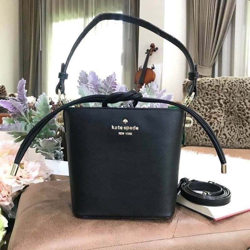 Kate Spade New York Cameron Street Pippa Bag กระเป๋าถือหรือสะพายรุ่นใหม่ล่าสุดจาก Kate Space Factory Outlet ดีไซน์ทรงถัง เปิดปิดด้วยหูรูด Drawstring ด้านหน้าประดับโลโก้เเบรนด์อะไหล่ทอง ภายในมีช่องใส่ของสามารถใส่กระเป๋าสตางค์ใบยาว มือถือ ของใช้ได้จุ พร้อมส