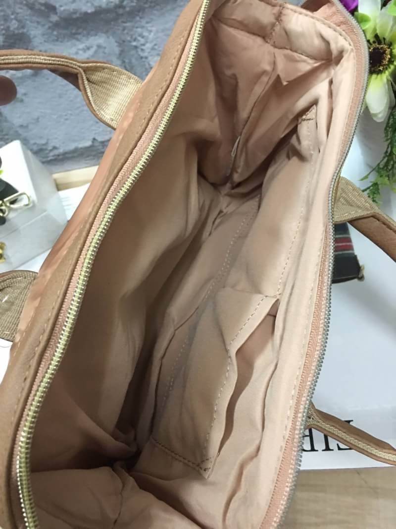 ANELLO NYLON 2 WAY MINI BOSTON BAG 2017 แบรนด์ฮิตติดลมบนในขณะนี้ กับคอลเลคชั่นใหม่เป็นรุ่นทรงShoulder bag วัสดุNYLON สลับกับ Pu น้ำหนักเบา กันน้ำได้ ช่องใหญ่เปิดปิดด้วยซิปคู่ ปากกระเป๋ามีโครงสะดวกใช้ ดูแลรักษาง่าย ตัวจริงน่าใช้ทุกสีเลยคะ เป็นรุ่นใหม่อีกรุ