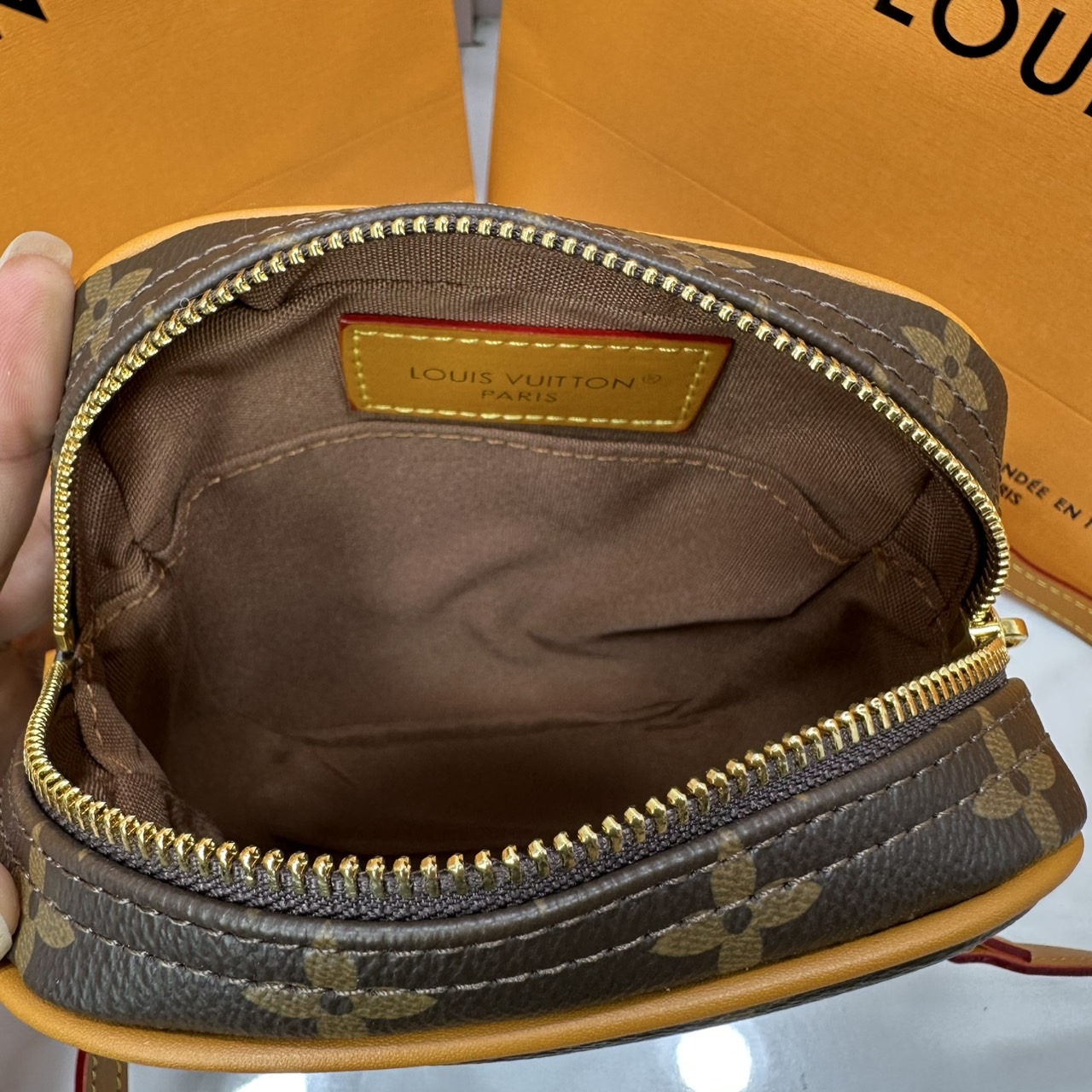 LV Danube bag Monogram Canvas / LV Phone Bag กระเป๋าสะพายทรงแมสเซ็นเจอร์ใบเล็ก ใช้เป็นกระเป๋าใส่โทรศัพท์ได้ ดีไซส์คลาสสิกวินเทจหรูหรา พิมพ์ลายโมโนแกรมขับเน้นลุควินเทจให้โดดเด่นสวยงาม