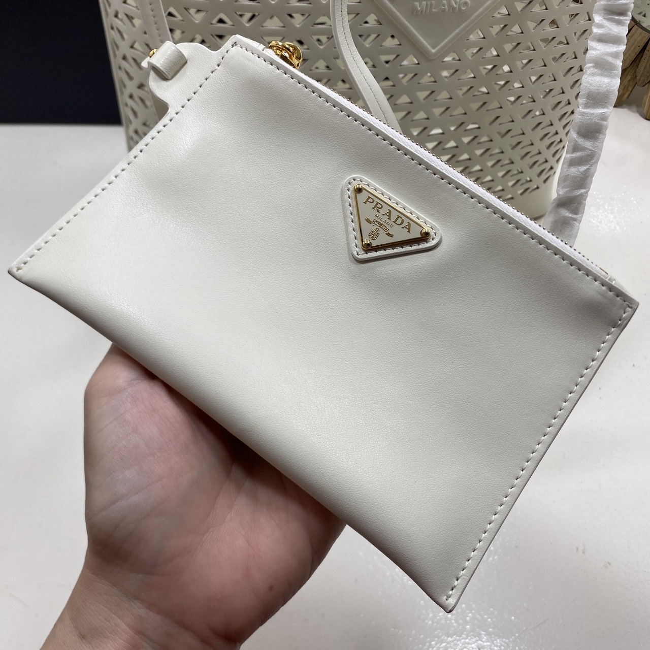 TOP ORI หนังแท้ | Prada Large perforated leather tote bag กระเป๋าทรงโท้ทใบใหญ่ ใจบางที่สุดกับคอลเลคชั่นนี้ ที่เพิ่มดีเทลความแพงด้วยการฉลุลวดลายรอบใบ ถักทอเป็นเส้นลายสานที่สวยงามมาก งานฝีมือจริงๆ