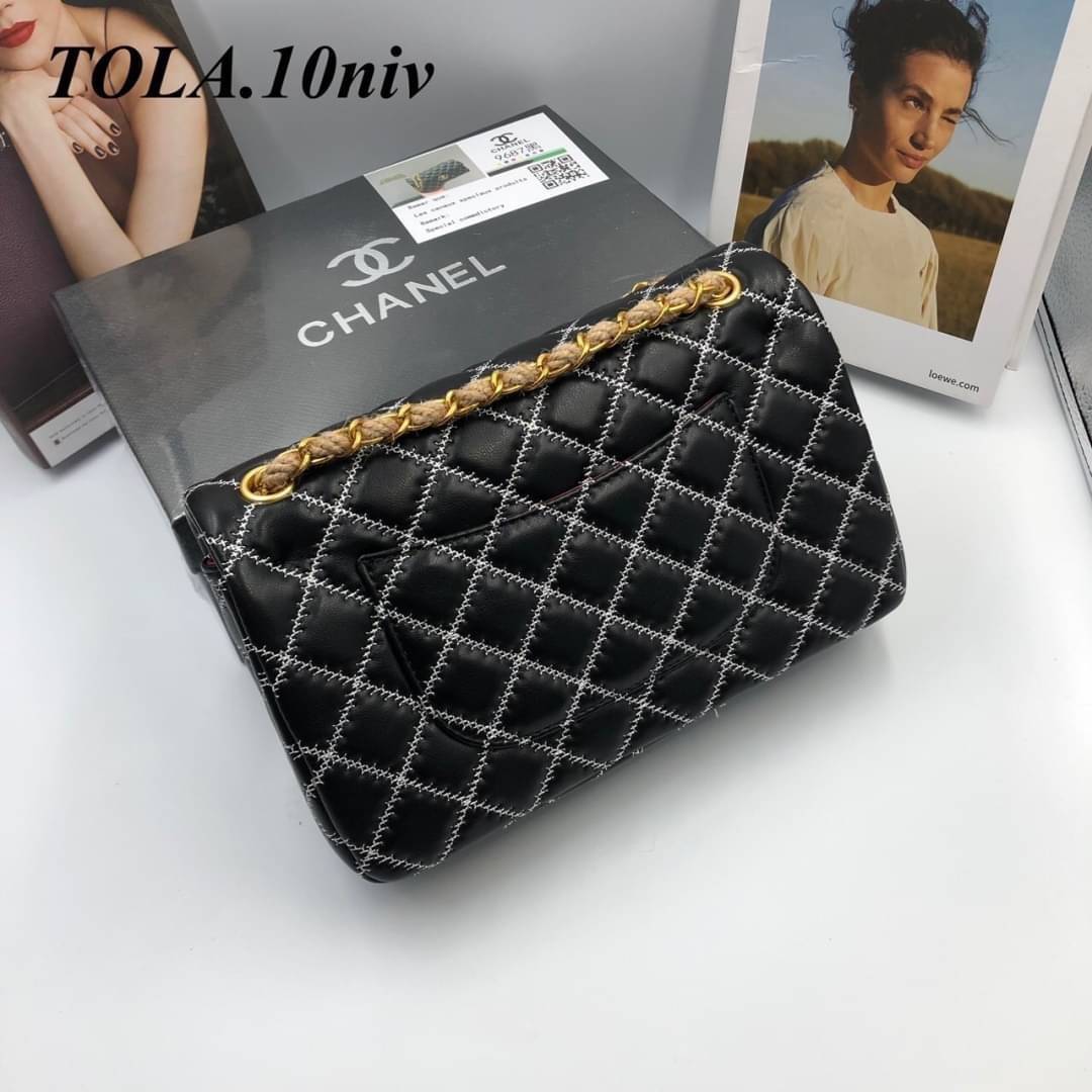 CHANEL Classic 10" รุ่นใหม่ หนังเรียบตะเข็บตารางสีขาวสวยคลาสสิค โดดเด่นด้วยสายโซ่สีทองร้อยเชือกสวยหรู พร้อมส่งที่ไทยไม่ต้องรอพรีฯ