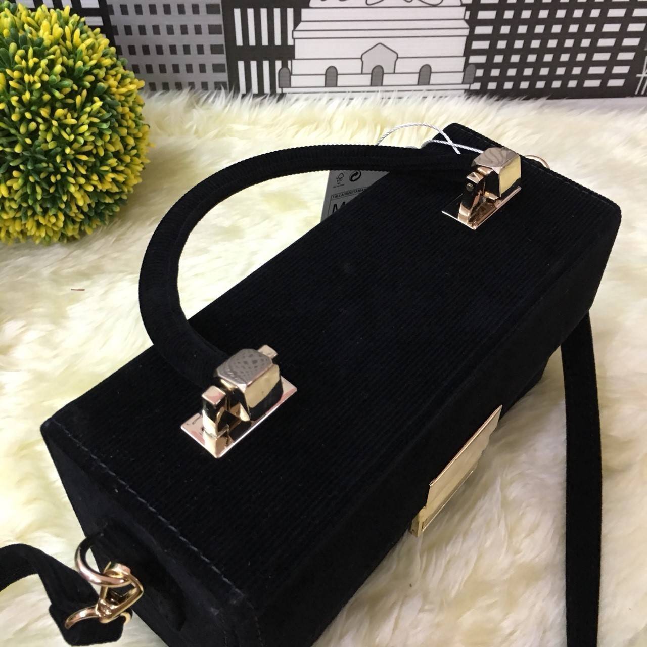 Zara rigid corduroy minaudière 2017 กระเป๋าทรงกล่องมาด้วย top ผ้าลูกฟูกเท่ๆ อะไหล่สีทอง ด้านหน้าตัวล็อค แบบสวมปุ่มล็อค หูพับลงได้ สายสะพายถอดและปรับระดับได้ ด้านในช่องโล่ง สามารถใส่ กระเป๋าเงิน มือถือจุกจิกได้พอสมควร น้ำหนักเบามาก ดีไซน์ไม่เหมือนใครตามสไต