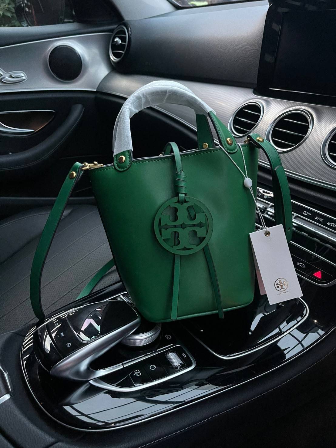 ของแท้ 💯% Tory burch miller mini bucket bag กระเป๋าทรงคลาสสิคจากTory burch มาพร้อมกับรูปทรงถัง ขนาดน่ารักกำลังดี