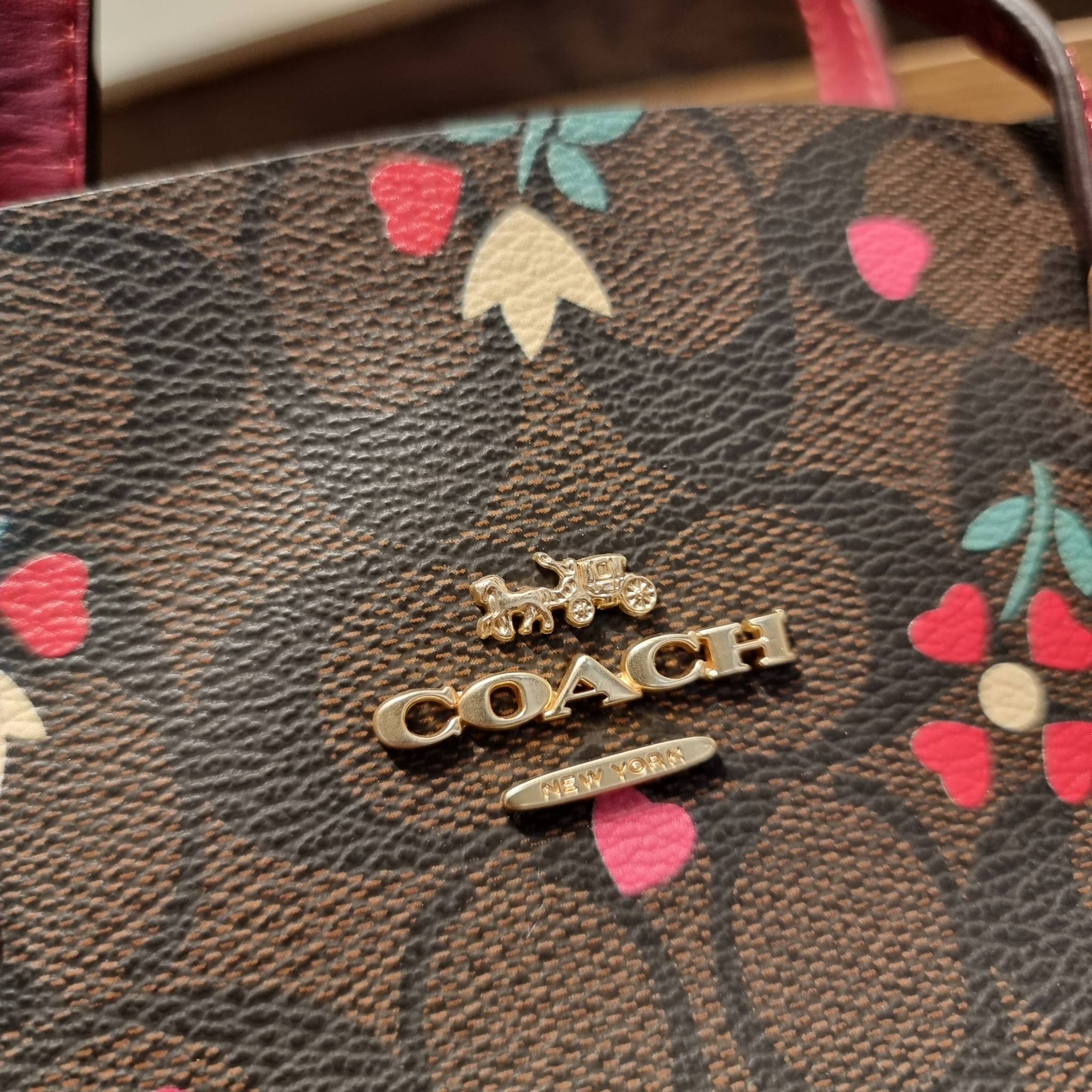 COACH C4250 MOLLIE TOTE 25 IN SIGNATUE CANVAS WITH HEART FLORAL ดีไซน์ใหม่ล่าสุด กระเป๋าโท้ทไซส์เล็กที่สาวๆต่างก็ต้องปักใจรัก รอบนี้น้องถูกเติมแต่งลวดลายดอกไม้ เพิ่มดีเทลความน่าใช้ไปอีก วัสดุหนังแคนวาส ทนทาน ภายในโล่งกว้าง มีช่องซิปกลางใส่ของได้ ขนาดกำลัง