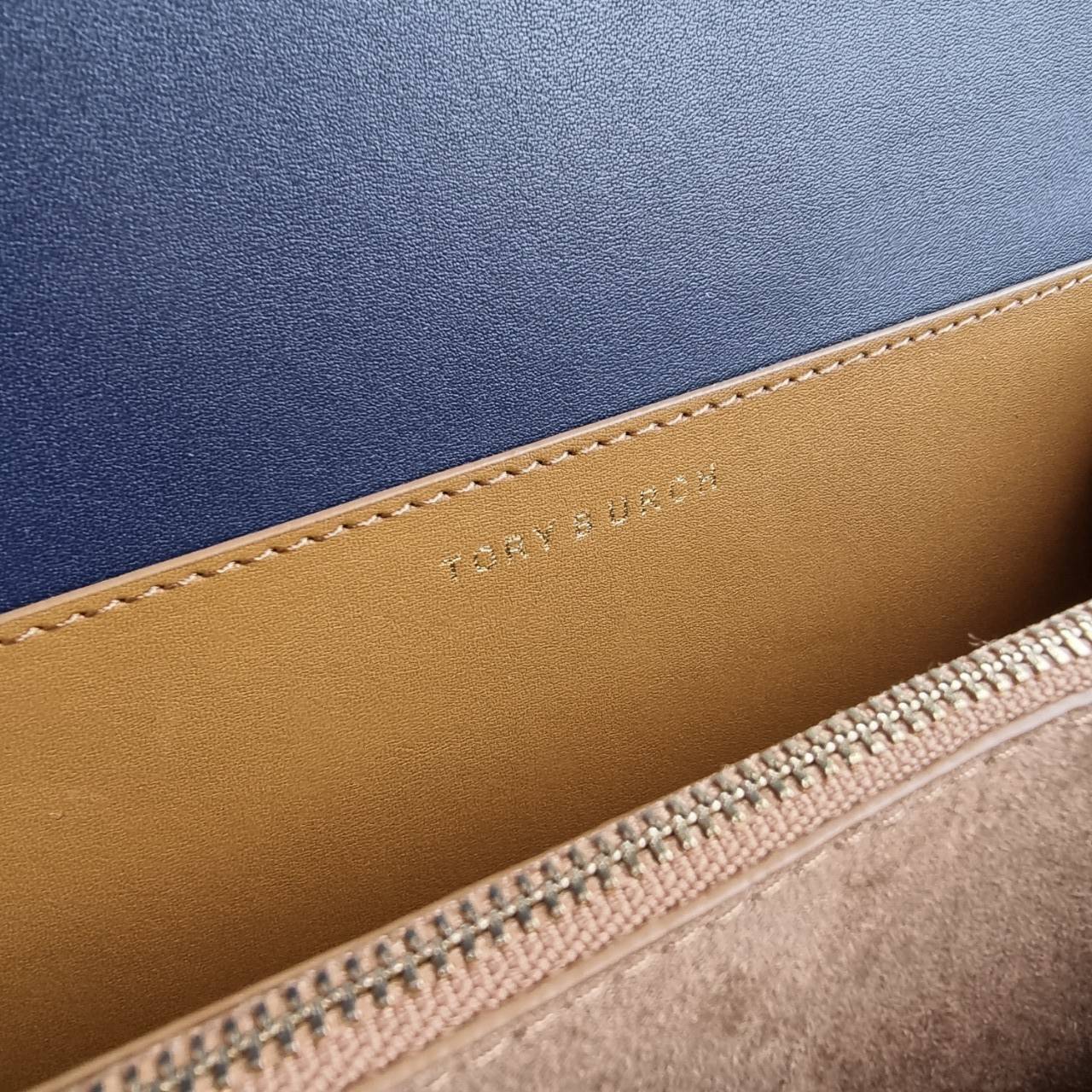 Tory burch t monogram jacquard shoulder bag คอลเลคชั่น T Monogram สำหรับคอลเลคชั่นฤดูใบไม้ผลิ 2021 เราสร้างสรรค์ลายโมโนแกรมที่ได้รับแรงบันดาลใจมาจากลวดลายการถักทอผ้าห่มของชาว Pennsylvania Dutch แบบดั้งเดิม เป็นการเฉลิมฉลองโลโก้สุดไอคอนนิคของแบรนด์ โดดเด่น