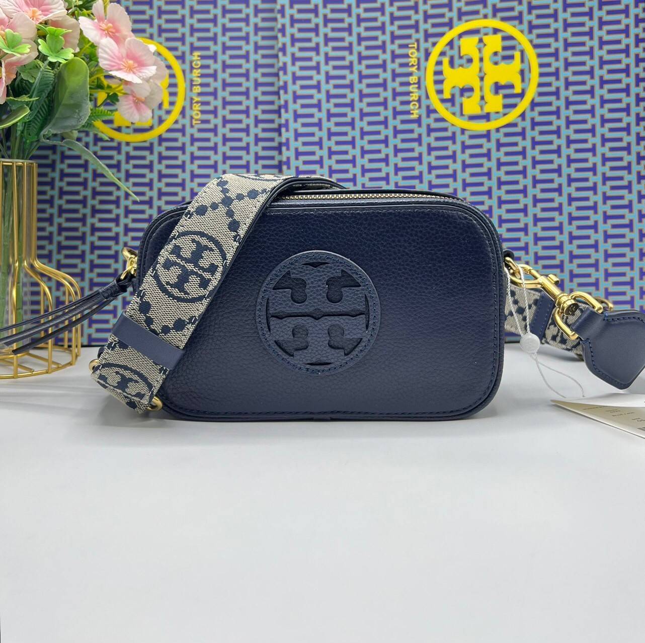 TORY BURCH Miller Mini Crossbody Bag / TORY CAMERA BAG / TORY BAG พร้อมส่ง 5 สี กระเป๋าสะพายใบเล็กมินิมอลในรูปทรงใหม่ที่คล่องตัว