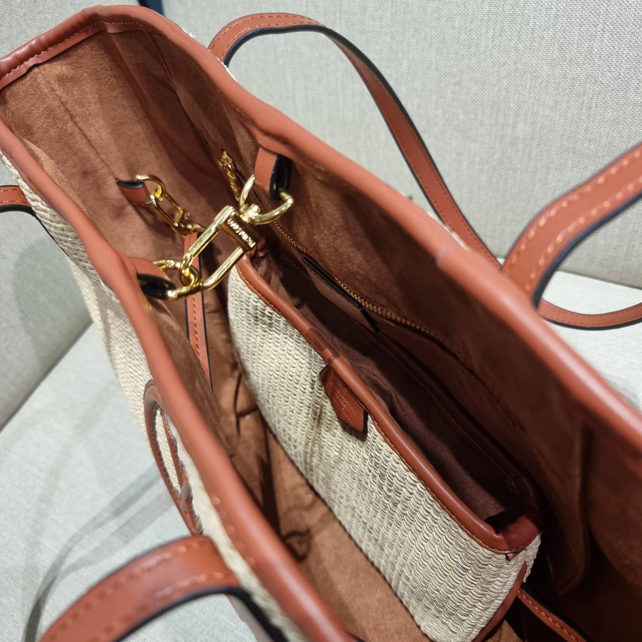 LV SAINT JACQUES LIMITED BAG ไอเท็ม เอ็กซ์คลูซีพจัดมาให้สาวๆโดยเฉพาะ!! กระเป๋าสะพายใบใหญ่รุ่นลิมิเต็ดหายาก ด้วยวัสดุสังเคราห์จากธรรมชาติ สานเต็มใบออกมาเป็นลวดลายสวยงาม และยังโดดเด่นด้วยโลโก้ สีโทนอุ่น ทำให้ไอเท็มนี้ ดูดีน่าค้นหา มาพร้อมใบลูกอีกหนึ่ง ที่สา