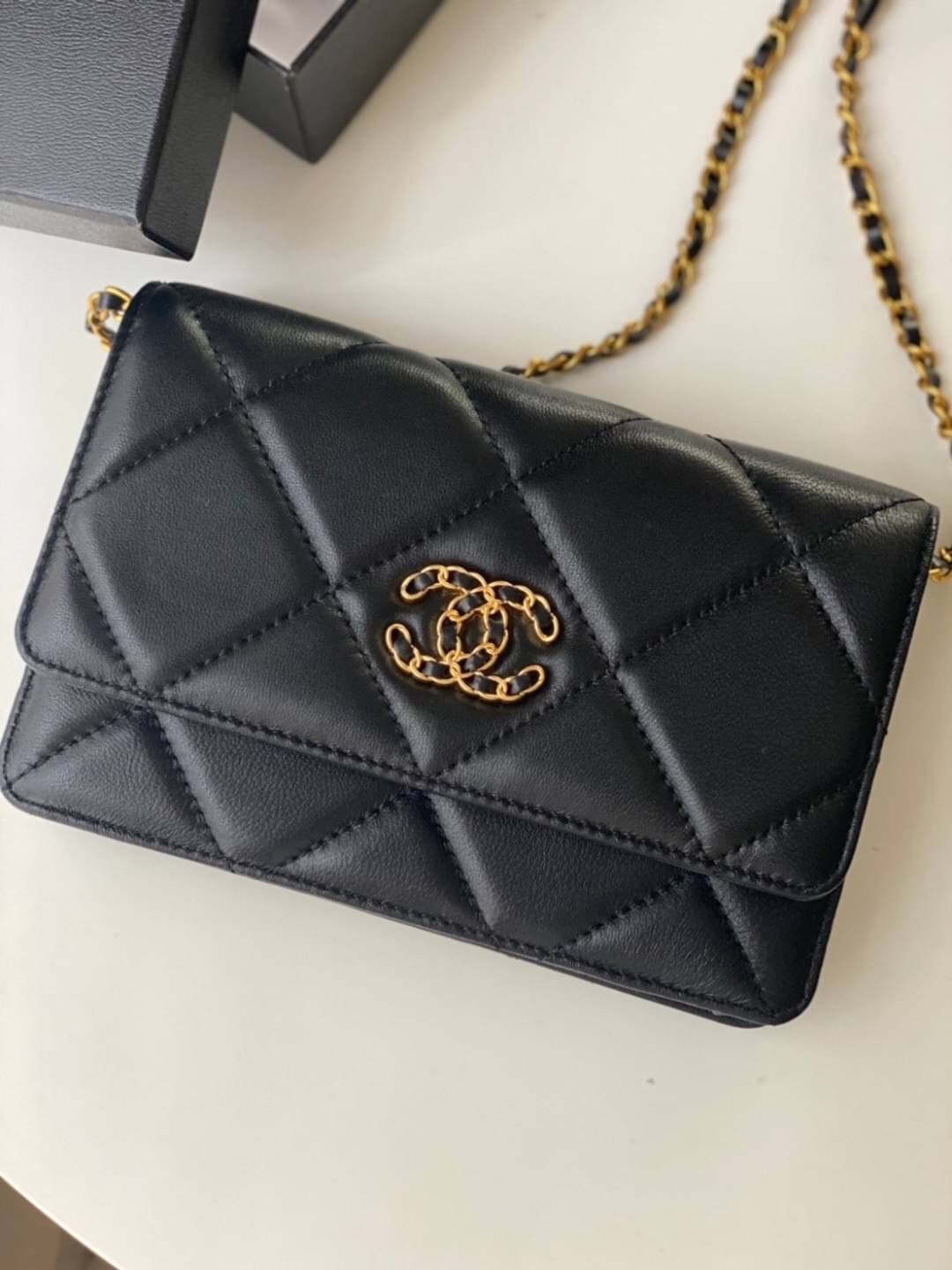หนังแท้ VIP GIFT CHANEL classic shoulder crossbody bag วัสดุหนังเรียบเนียนสวยผู้ดีม๊ากกก งานอยู่ทรงคุณภาพดีตามแบบฉบับของแบรนด์ ขนาดกำลังดี น้ำหนักเบา ด้านหน้ามีโลโก้แบรนด์อะไหล่หรู มีช่องใส่บัตร ใส่ของจุกจิก เปิดปิดด้วยฝาปิดกระดุม งานตัวจริงสวยมากๆ ถูกใจร