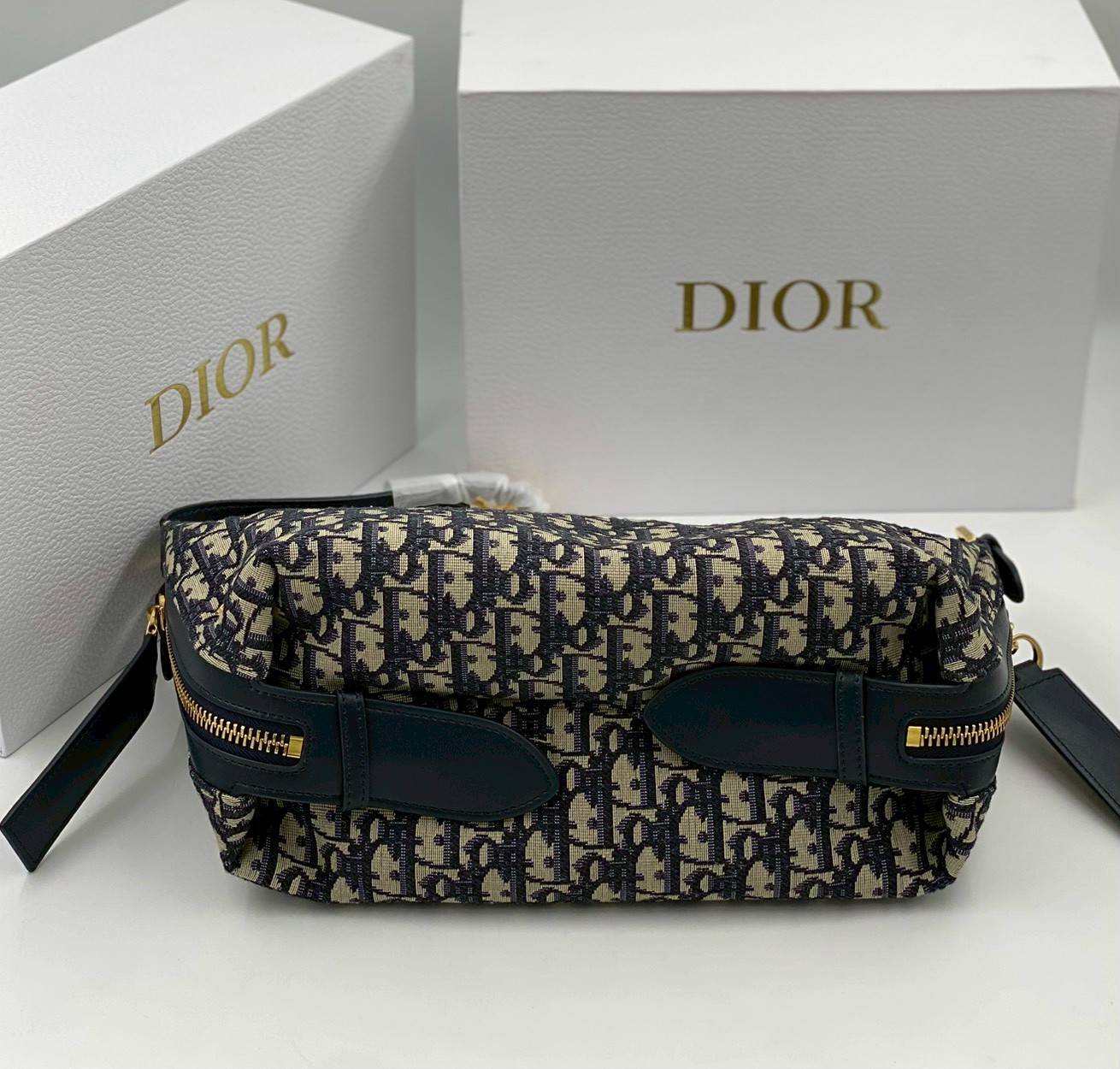 ORI หนังแท้ | DIOR D-Journey Bag กระเป๋าสะพายนิยามใหม่ดีไซน์ทันสมัย โดดเด่นด้วยรูปทรงโฮโบที่มาพร้อมกับดีไซน์ที่นุ่มนวลและทันสมัย พร้อมกับช่องใส่ของแบบติดซิป