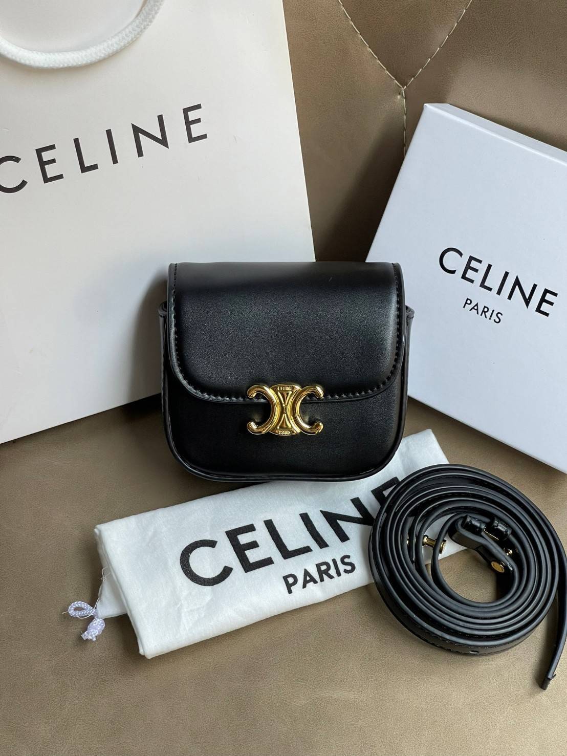 CELINE MINI TRIOMPHE IN TRIOMPHE CANVAS กระเป๋ามินิทรงชิค ดีไซน์รูปกล่องสุดแสนมินิมอล สามารถสะพายแบบ Crossbody และยังเป็น Belt Bagได้อีกด้วย วัสดุแคนวาสลาย Triomphe แบบไม่มีตกยุค ด้านหน้าโดดเด่นด้วยโลโก้สีทอง เป็นอีกหนึ่งตัวเลือกให้คุณเลือกสะพายในชีวิตประ