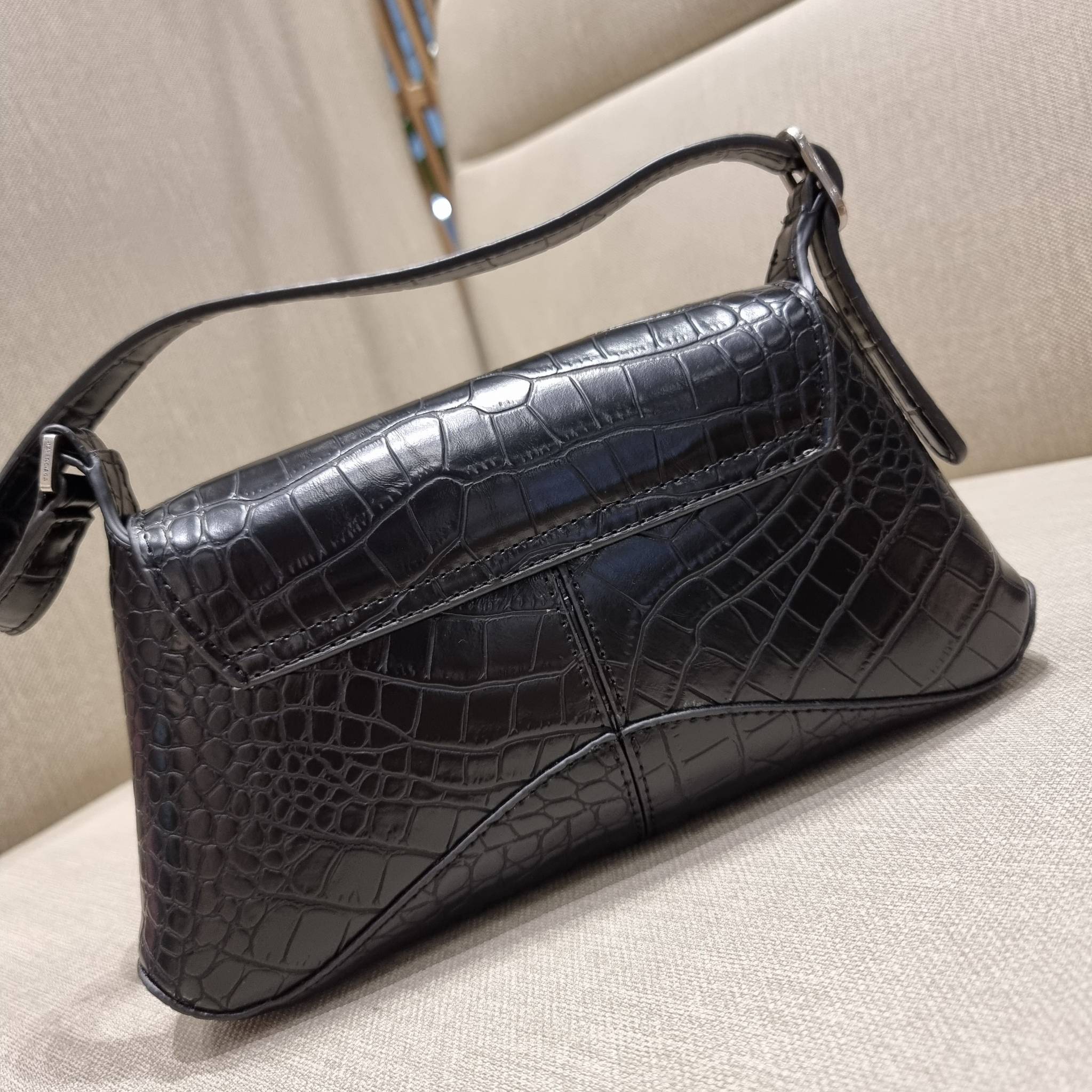 Balenciaga XX small flap bag กระเป๋าสะพายดีไซน์สวยเลิศ!! ไม่ซ้ำ เอกลักษณ์ที่โดดเด่นด้วยรูปทรง และขนาดที่กำลังเหมาะใช้งาน พร้อมดีไปหมด!! วัสดุหนังลายจระเข้ ขึ้นเงาคมชัด เปิด-ปิดด้วยกระดุมแม่เหล็ก ภายในกระเป๋าเป็นช่องโล่ง ใส่ของสำคัญจุกจิกพอได้ พกพาได้แบบไม
