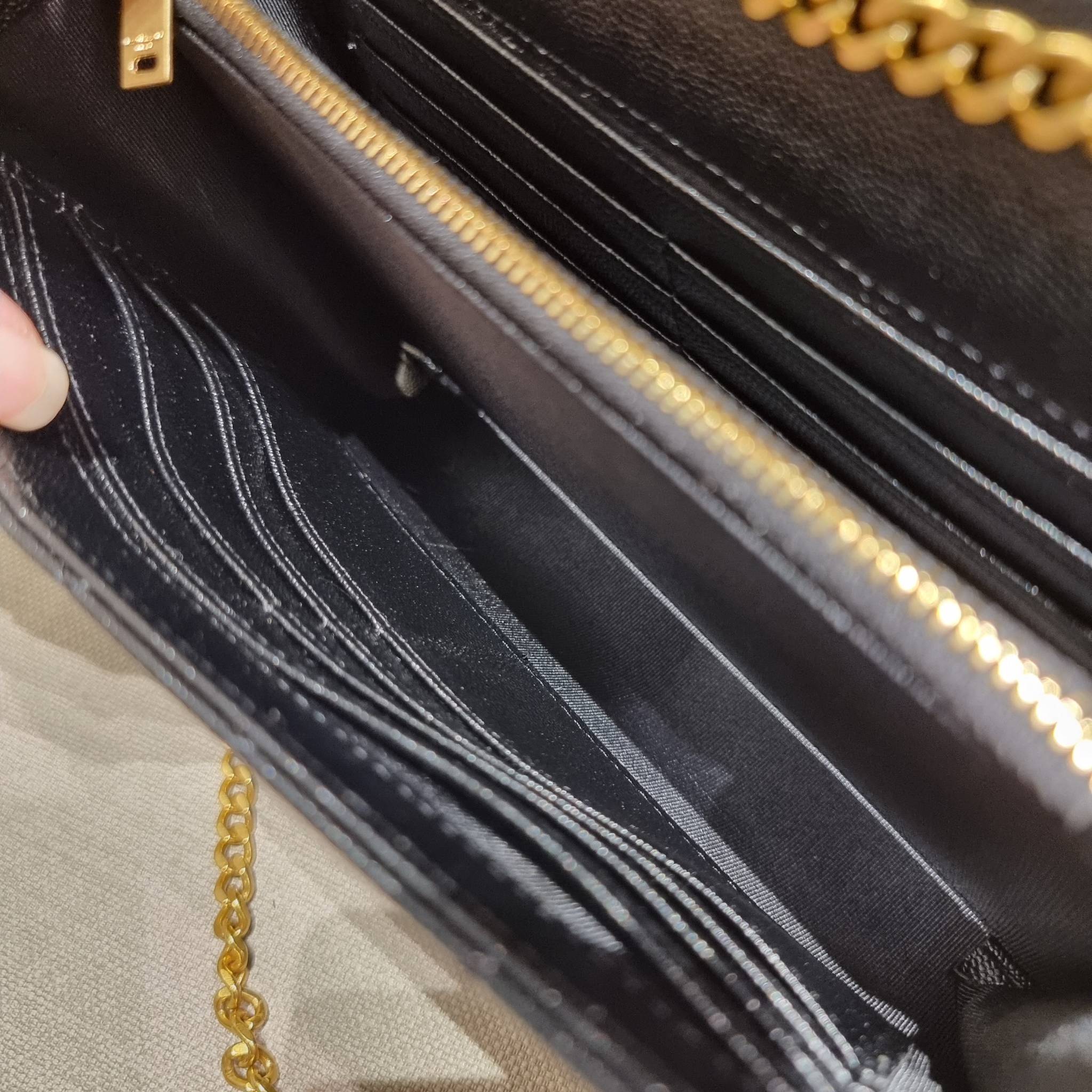 Yves Saint laurent envelope quilted with chain / YSL WOC กระเป๋าสะพายทรง woc สุดฮอต ในดีไซน์ใหม่ ดีเทลเย็บสวยคม โดดเด่นกว่าใครแน่นอน วัสดุหนัง pepble ทนทาน ใช้งานง่ายเพียงแค่เปิด-ปิดด้วยกระดุมแม่เหล็ก ภายในแบ่งสัดส่วนได้ดี มีช่องใส่บัตร มีช่องซิป ใส่มือได