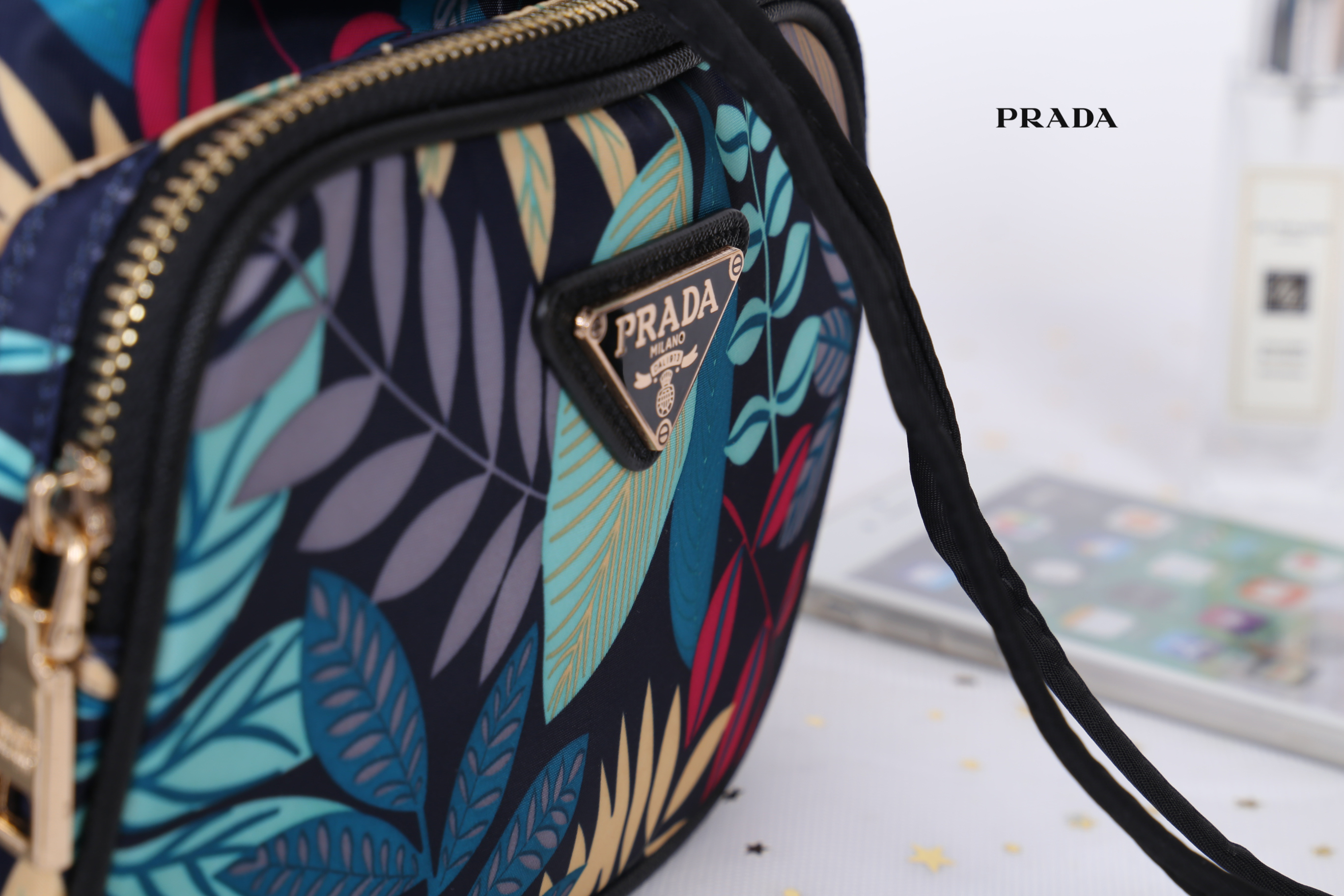 Prada bucket bag Premium gift New in! กระเป๋าถือหรือสามารถสะพายข้าง ทรงขนมจีบ สุดน่ารักดีไซน์ใหม่ super cute! วัสดุ nylon เนื้อหนา อะไหล่ทองด้านหน้ามีโลโก้แบรนด์ พร้อมช่องซิป กระเป๋า เปิดปิดแบบ drawstring ภายในกระเป๋าโล่ง ใส่ของได้จุ พร้อมสายยาวลาย saffia