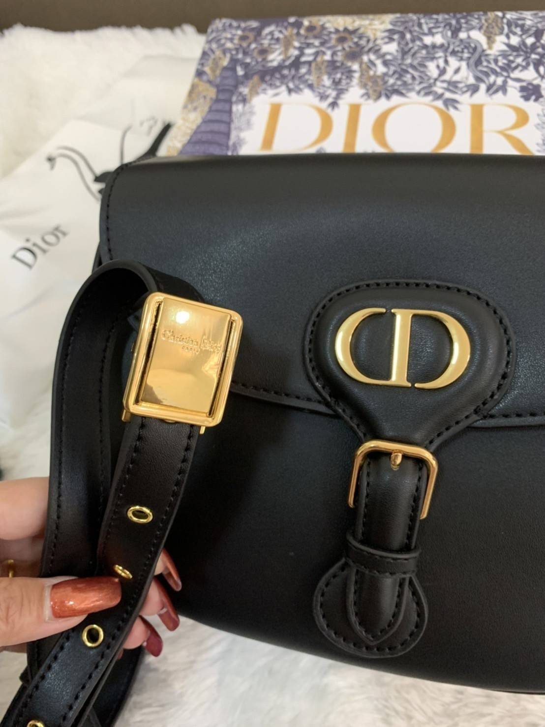 Dior Bobby Bag (GWP) พรีเมี่ยมกิ้ฟ Limited Edition วัสดุหนังแท้ Calfskin อะไหล่ทอง กระเป๋าหรูยอดฮิต ดีไซน์เป็นทรงโค้งเรียบหรูแบบโบฮีเมียนนิดๆ ด้านหน้าประดัลโลโก้ CD เด่นชัด ตอกย้ำความเป็นแบรนด์หรู Christian Dior แมทกับชุดได้ง่าย ใช้ได้ทุกวัน ทั้งสะพายไหล่