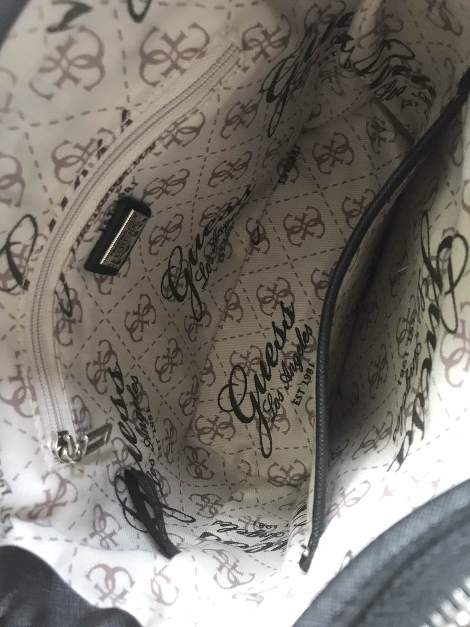 ได้กระเป๋า รุ่นหายาก ทรงสวย จากแบรนด์ Guess มาฝากคะ ใบนี้ ทรงมินิ size 8 นิ้ว กระลังน่ารักเลยคะ หนัง saffiano อย่างดี มีพวงกุญแจแบรนด์ ห้อย เข้า set ภายในมี ช่องเก็บของจุกจิก ห้ามพลาดเลยคะ สวย