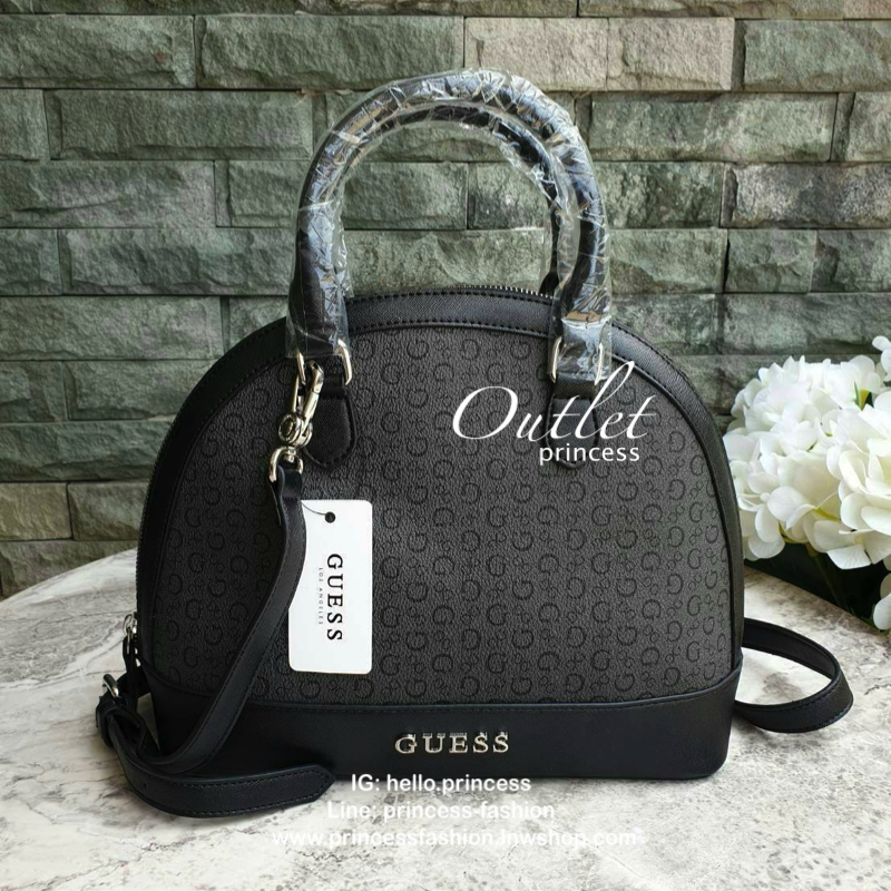 Guess Group Agata Dome Bag กระเป๋ารุ่นใหม่ล่าสุด!!! อวดไอเทมแสนเก๋กับกระเป๋าทรงโดม ทรงยอดนิยม สวยคลาสสิค สุดน่ารัก พิมพ์ลายรอบใบ วัสดุ Saffiano PU คุณภาพดี นิ่ม น้ำหนักเบา ด้านหน้าประดับด้วยโลโก้แบรนด์สวยโดดเด่น เปิดปิดด้วยซิปสะดวกใช้ ด้านในโล่งกว้างมีช่อ