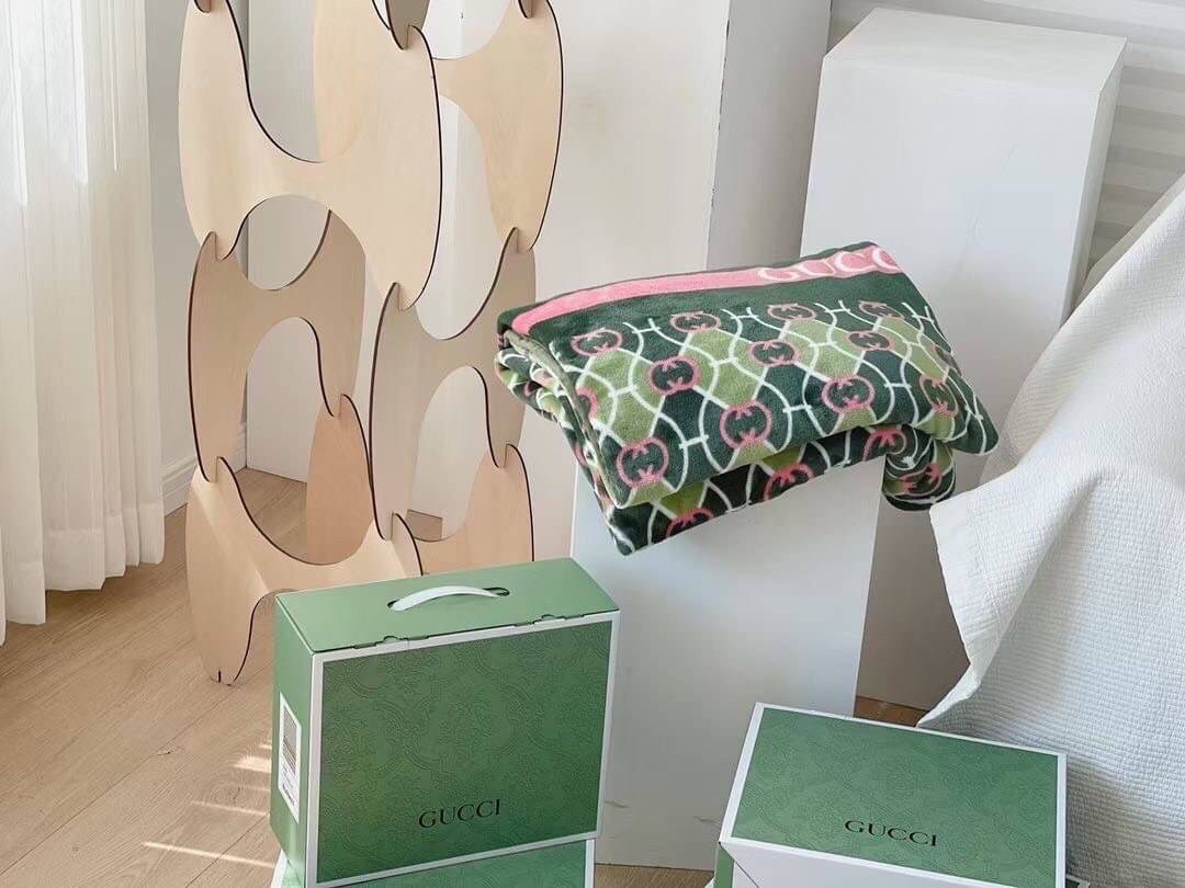 VIP GIFT 】Best Gift! พร้อมกล่อง GUCCI Blanket ไอเท็มแนะนำ ผ้าห่มนุ่มนิ่ม ขนปุยๆๆ สบายผิวมาก เนื้อผ้านิ่มฟูนุ่มใช้ได้ทุกโอกาส ขนาดกำลังดี พกพาสะดวก สามารถพกไว้ใช้ในรถ ใช้ในออฟฟิศได้ จะซื้อใช้เองหรือมอบเป็นของขวัญก็ดูดีพร้อมส่งที่ไทย ราคาสุดคุ้มไม่ต้องรอพรี