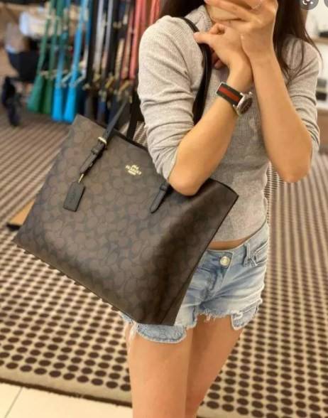 COACH MOLLIE TOTE IN SIGNATURE CANVAS ((1665)) พร้อมส่งอีกครั้ง ห้ามพลาดค่า! กระเป๋าหิ้ว//คล้องไหล่ ใบใหญ่ ทรงTote หนังแท้นิ่มอย่างดีค่ะ ภายในแบ่ง2ช่องใหญ่ สามารถใส่ A4ได้เลย ช่องกว้างมากๆ มีช่องกระเป๋าซิปกลางให้ใส่ของอีกช่องนะคะ