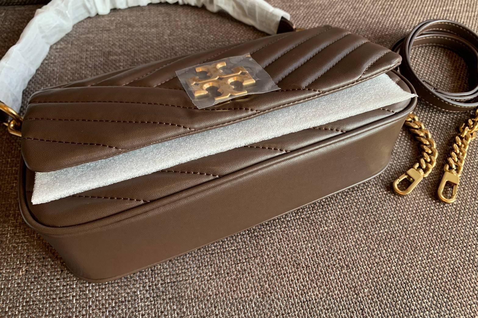 สีออกใหม่ แถมหายากด้วยค่าา! TORY BURCH KIRA CHEVRON SMALL FLAP SHOULDER BAG พร้อมส่งที่ไทย จำนวนจำกัดค่ะ! ✔️กระเป๋าคล้องไหล่หรือสะพายข้างได้ เปลี่ยนลุคดูไม่จำเจ 🔺หนังแกะแท้ ซึ่งจะคุณภาพดี เงา นิ่ม และราคาสูงกว่าหนังวัวนะคะ!