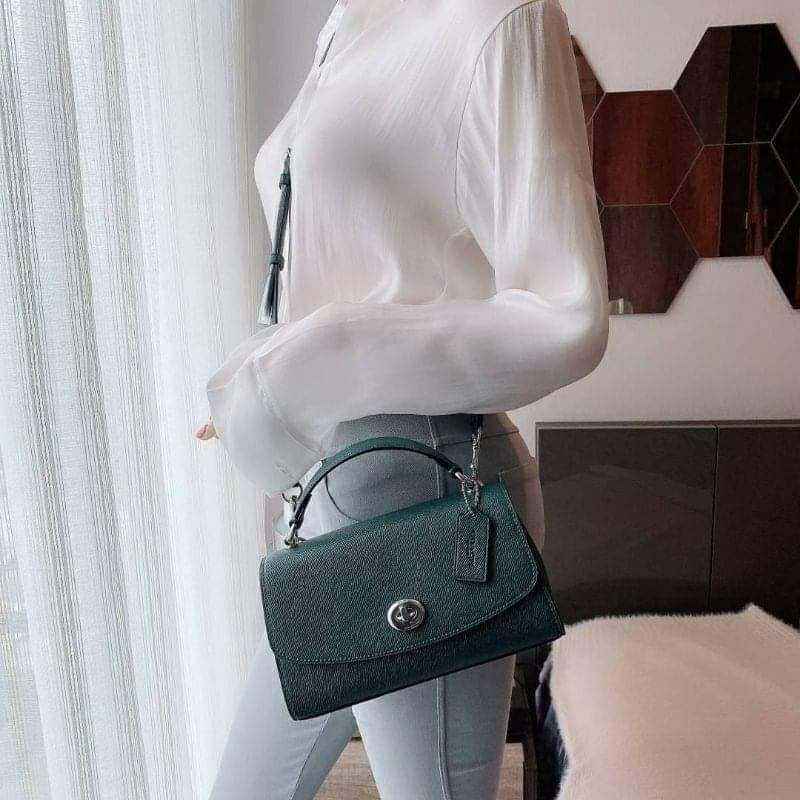 COACH TILLY SATCHEL 23 ((C1802//C1439/C1435)) พร้อมส่งที่ไทยทันทีค่ะ! กระเป๋าสะพายครอสบอดี้ร์หรือหิ้วก็เก๋ไปอีกค่ะ หนังแท้สวยงาม เปิดปิดกระเป๋าแบบหมุนล็อค ภายในมี2ช่องหลัก ใส่กระเป๋าเงินใบกลางได้;มือถือได้ทุกรุ่น;ของจำเป็นสาวๆได้ครบค่ะ;มีช่องซิปกลางและช่อ