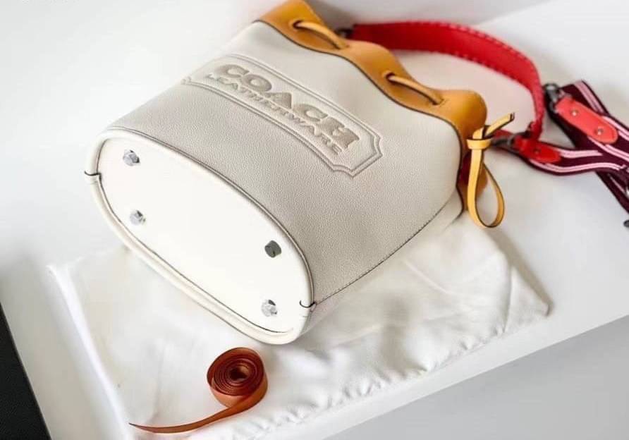 COACH Color-Block Leather Field Bucket Bag ((C3850//C3851)) พร้อมส่งที่ไทย กระเป๋าทรงขนมจีบ สุดฮิต ใช้ได้กับทุกๆวัน หนังแท้ลายหนังสวยนิ่มมือดีค่ะ ด้านหน้ามีโลโก้แบรนด์ตังใหญ่ ปากกระเป๋าแบบหูรูด ปล่อยหนังห้อยยาวลงมา ภายในกระเป๋ากว้างใส่กระเป๋าเงินใบยาวได้;