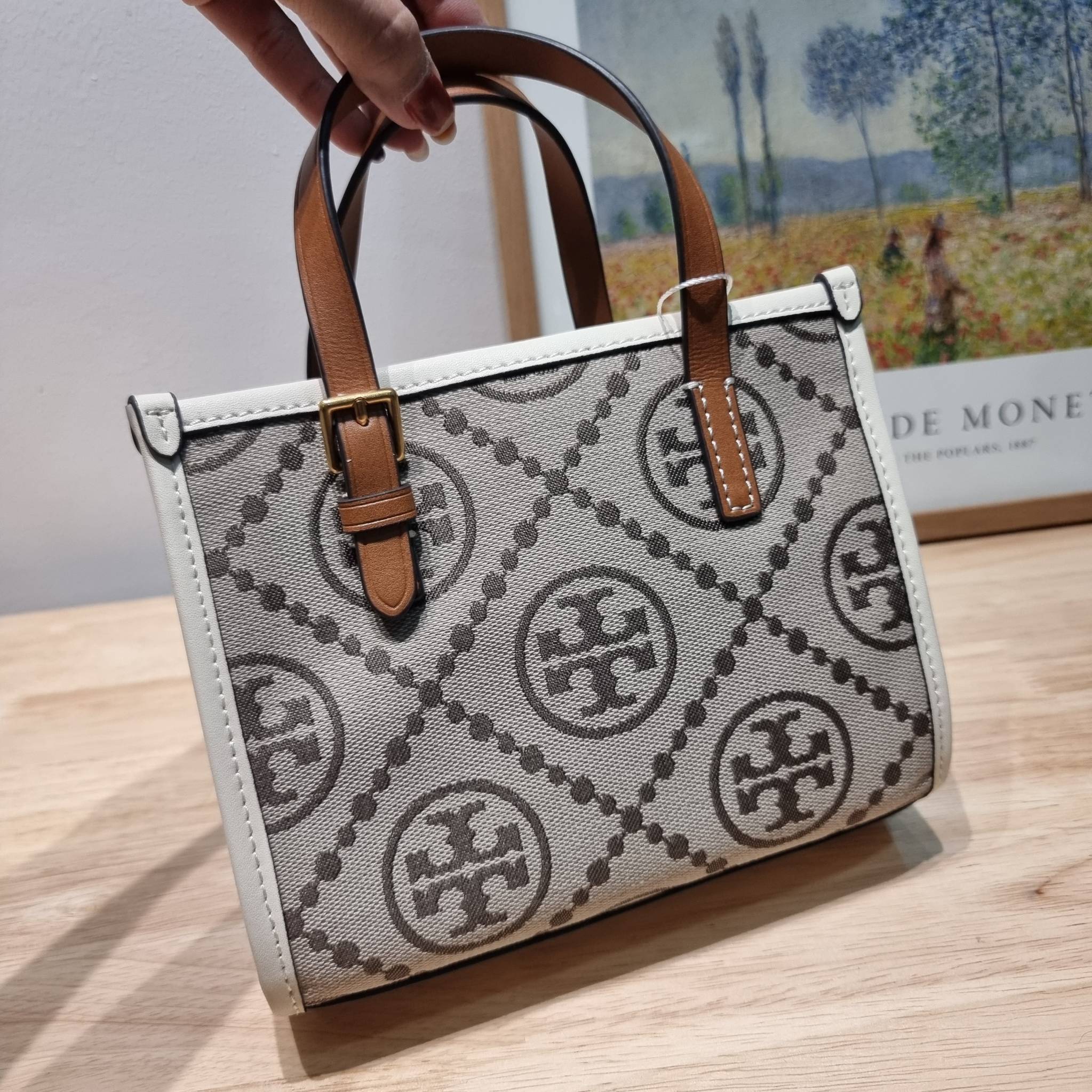TORY BURCH MINI T MONOGRAM SQUARE TOTE รุ่นใหม่ล่าสุด คิ้วท์กว่าใคร! กับไอเท็มโมโนแกรมสุดฮิต กระเป๋าทรงโท้ทไซส์มินิ น่ารักน่าใช้มากๆ ให้คุณได้เพลิดเพลิน และคล่องตัวมากๆ