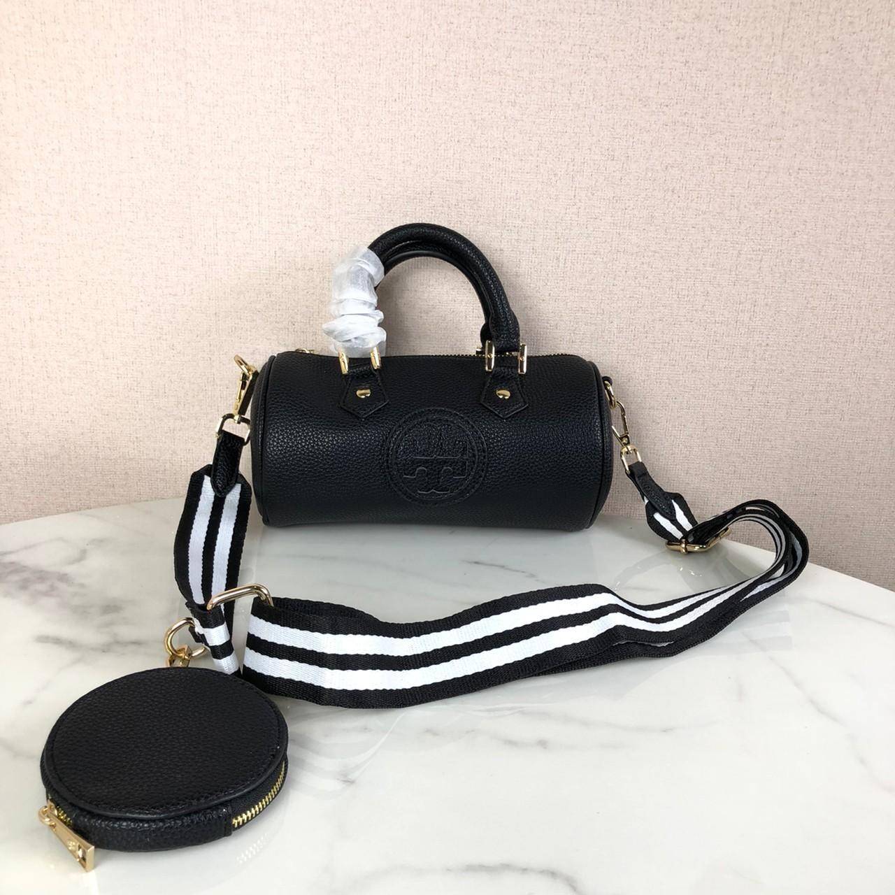 กระเป๋าถือ หรือสะพาย TORY BURCH เปิด - ปิดกระเป๋าด้วยซิป ด้านในมีช่องใส่ของ 1 ช่อง มาพร้อมสายสะพายยาว สามารถถอดและปรับได้ Free Size ค่ะ