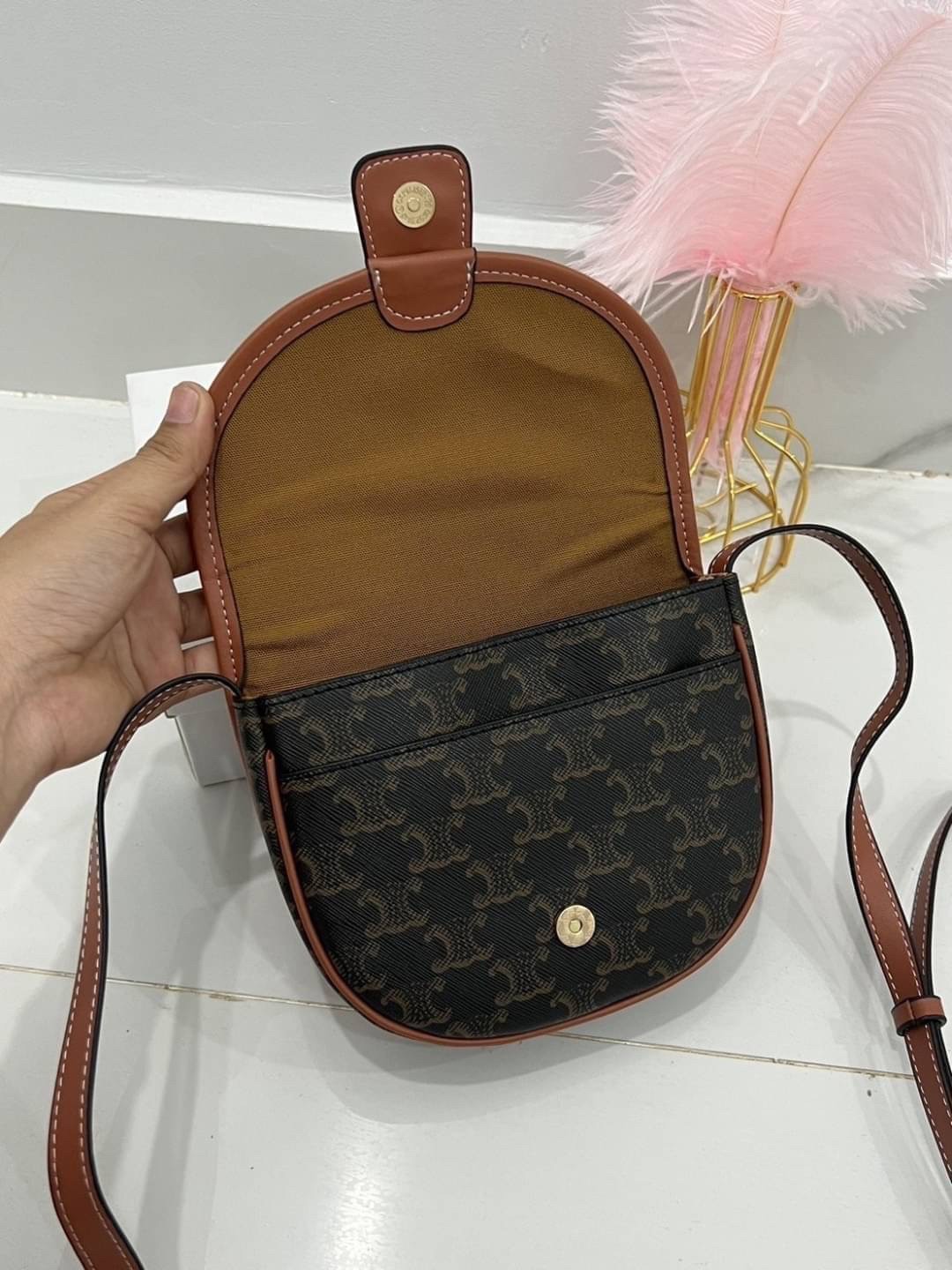 CELINE MINI BESACE IN TRIOMPHE CANVAS กระเป๋าทรงครอสบอดี้ ลายโมโนแกรมวินเทจ รุ่นที่ดาราเกาหลีใช้กันเยอะมาก และเป็นอีกหนึ่งใบที่ครองใจสาวๆ ทั้งในไทยและเทศ