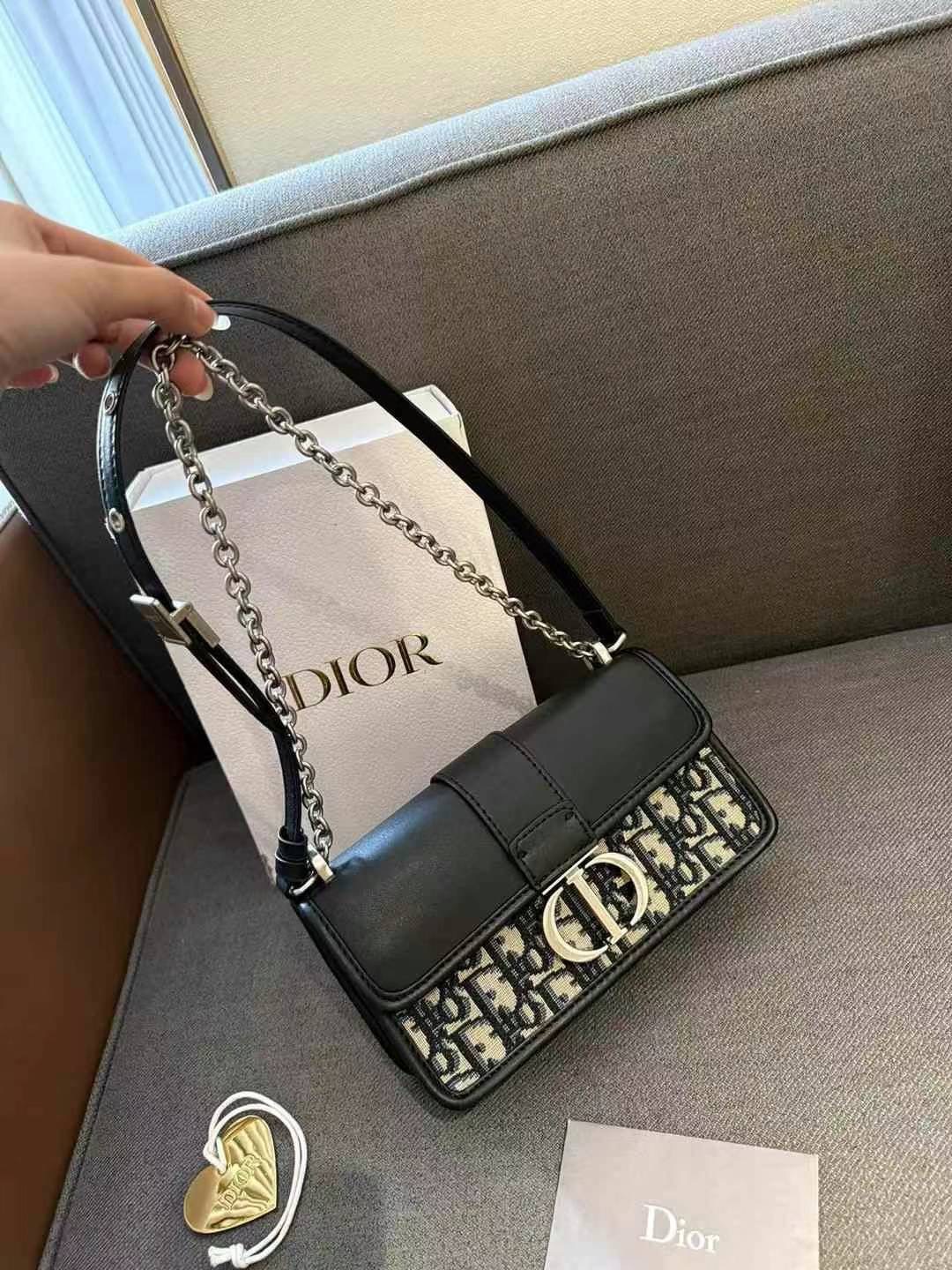 DIOR 30 Montaigne East-West Bag with Chain กระเป๋าสะพายรุ่นใหม่ ฝาพับแบบหนังสวยหรู ขนาดน่ารักสุดฮอต ที่สาวๆต้องไม่พลาด ทรงสวยมีกิมมิคในตัว ดูแพง ดีไซน์ย้อนยุคเป็นเอกลักษณ์