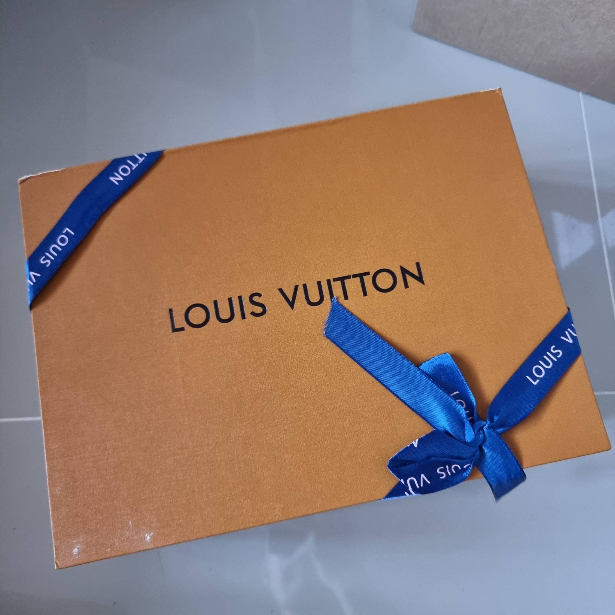 LV INVENTEUR MONOGRAM BAG รุ่นหายากสุดคลาสสิค กับกระเป๋าสะพายข้างดีไซน์วินเทจ ย้อนยุค มีดีเทลความหรูด้วยแผ่นเพลทสีทอง สายสะพายในตัวใช้งานได้คล่องตัว