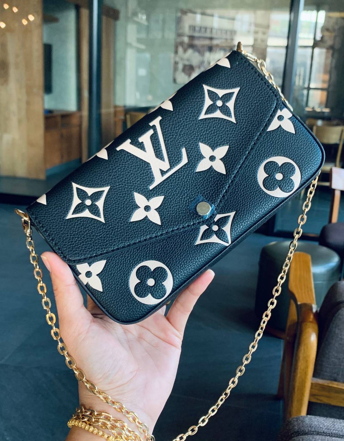 VIP 】Louis Vuitton Pochette Felicie ใบจริงหนังสวยมากๆค่า! ✔️กระเป๋าแบบคลัท มีสายสะพายโซ่มาให้ด้วยค่ะ ✔️หนังแกะสังเคราะห์อย่างดี ลายหนังสวย ปั้มลายแบรนด์ทั้งใบ ✔️รุ่นนี้มาพร้อมกระเป๋าเล็ก สำหรับใส่บัตรได้1ใบ//ใส่ธนบัตรแบบมีซิปรูดอีก1ใบ