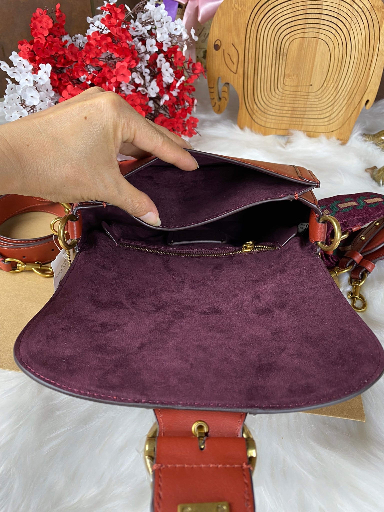 OUTLET 】COACH BEAT SADDLE BAG 10 แบบพร้อมส่ง จุกๆ เลยค่า The best item! ที่สาวๆรอคอย! ฮอตไฟลุก! สีหายาก ละมุนคุณหนู คอลเลคชั่นใหม่ ดีไซน์หรูหรา พิเศษมากๆมาพร้อมสายสะพาย 2 เส้น ใช้คู่กันหรือแยกสะพายก็สวยครบสูตร กระเป๋าสะพายทรง saddle คลาสสิค วัสดุหนัง glov