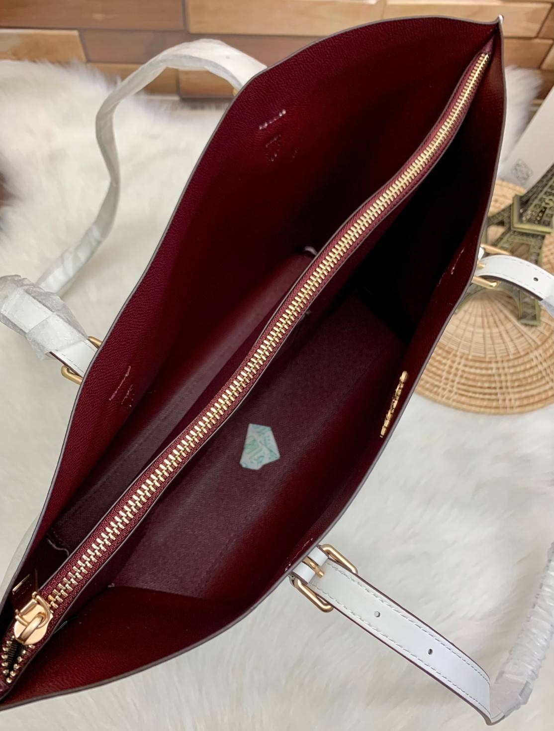 COACH MOLLIE TOTE IN SIGNATURE CANVAS ((1665)) พร้อมส่งอีกครั้ง ห้ามพลาดค่า! กระเป๋าหิ้ว//คล้องไหล่ ใบใหญ่ ทรงTote หนังแท้นิ่มอย่างดีค่ะ ภายในแบ่ง2ช่องใหญ่ สามารถใส่ A4ได้เลย ช่องกว้างมากๆ มีช่องกระเป๋าซิปกลางให้ใส่ของอีกช่องนะคะ