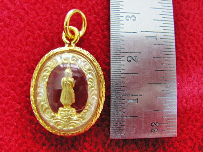 จี้พระประจำวันเกิดวันอาทิตย์ ปางถวายเนตร ล้อมเพชรเลี่ยมกรอบลายผ่าหวายทองไมครอนค่ะ