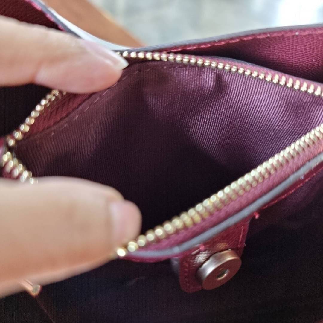 COACH 2312 SMALL TOWN BUCKET BAG IN SIGNATURE CANVAS รุ่นยอดนิยมใบเล็กมาครบสีแล้วจ้า กระเป๋าทรงบัคเก็ต สีผู้ดี๊ผู้ดี ตัวกระเป๋าดีไซน์คลาสสิคลายซี ดูโดดเด่น วัสดุหนังแคนวาสเคลือบลาย สวยคมทุกมุมจริงๆ!! เปิด-ปิดด้วยกระดุมแม่เหล็กทั้ง 2 ฝั่ง ภายในเป็นช่องโล่ง