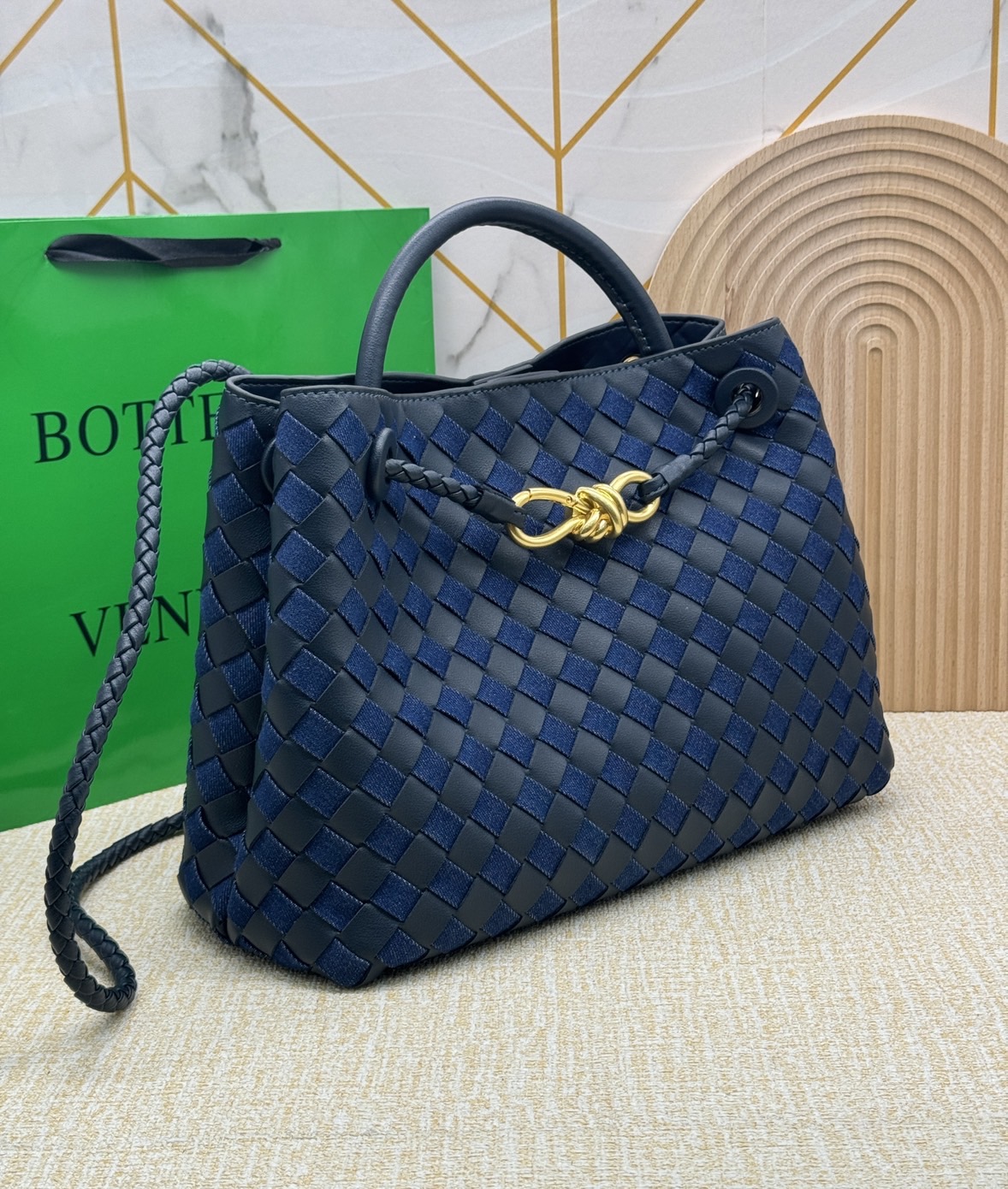 BOTTEGA Medium Andiamo Denim Shoulder Bag 30cm / BOTTEGA Tote Bag กระเป๋าสะพายดีไซส์สาน วัสดุเดนิมคอตตอนรุ่นใหม่ สวยงามเป็นเอกลักษณ์ เกรดออริ 1:1 ใช้งานต่างประเทศได้