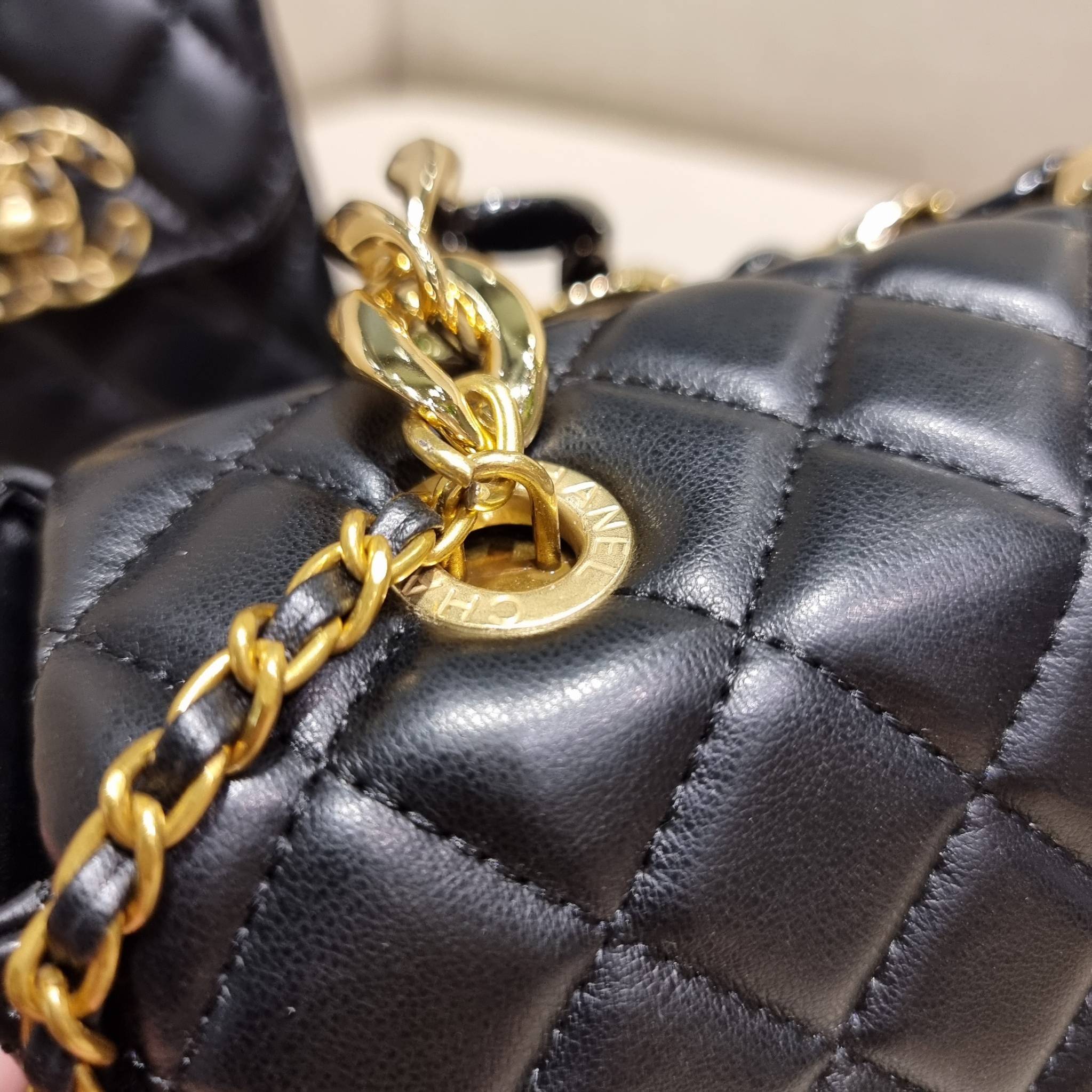 CHANEL GIFT BOX SET Chanel Holiday Makeup & Beauty Gift Sets สุดหรูชวนให้สะสม สุดยอดไอเท็มหายากพร้อมเสิร์ฟครบชุด limited สุดคุ้ม มาพร้อมกระเป๋าสะพายถึง 2 ใบ รุ่นยอดฮิตทั้งนั้น!!ที่พิเศษยังมีน้ำหอมตัวท็อปมาให้อีก chanel no.5 ที่แสนจะเย้ายวน ในขนาด 7.5 ml. 