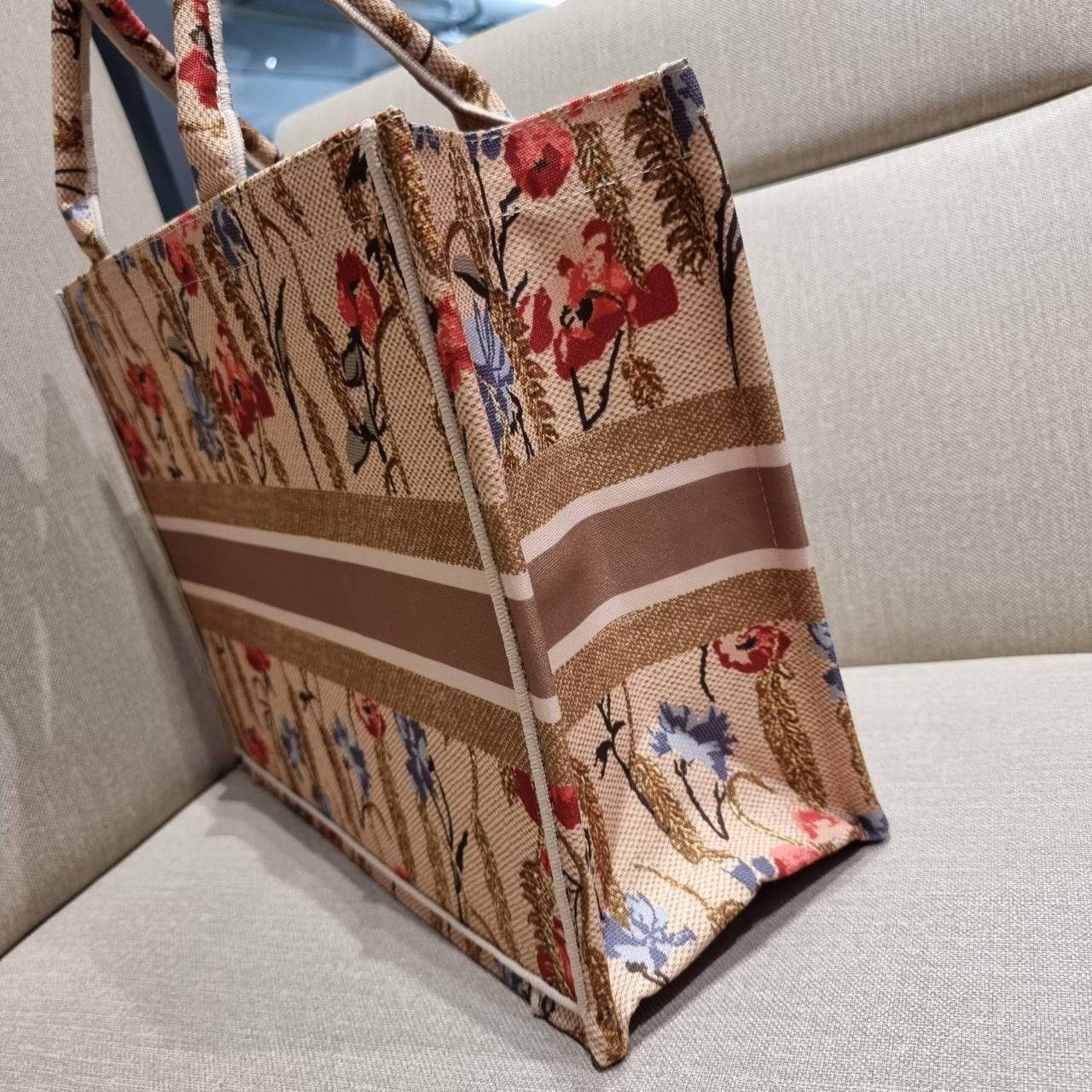 VIP 】HOT ARRIVAL!! DIOR CD SHOPPING BAG WITH GWP กระเป๋าทรงช้อปปิ้งใบใหญ่ จุใจ!! พรีเมี่ยมกิ๊ฟรุ่นดับเบิ้ลฮอต ดีไซน์คลาสสิควินเทจ สวยหรู วัสดุผ้าแคนวาสลายกราฟฟิค ภายในโล่งกว้างมากๆ ใส่ของจุสุดๆ โน้ตบุ้ค ไอแพด กระเป๋าสตางค์ มือถือ หรือเสื้อผ้ายังได้ สะพายค