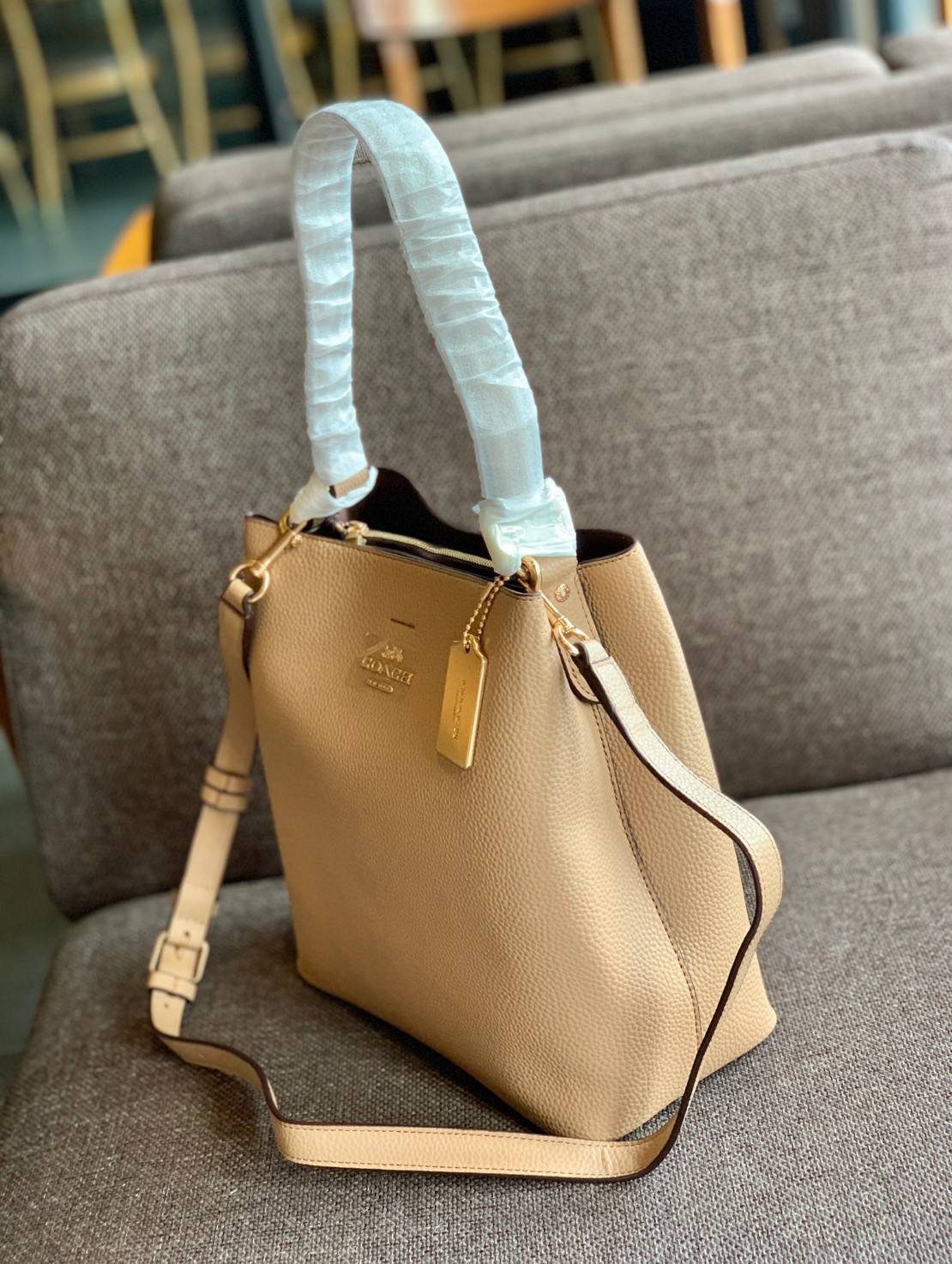 ถังใหญ่พร้อมส่งแล้วค่าา ห้ามพลาด❗️ COACH TOWN BUCKET BAG((91122)) 📣พร้อมส่ง ไซด์ที่สาวๆรอคอยค่ะ! ✔️กระเป๋าทรงถังใบใหญ่ สุดฮิตอีกรุ่นที่สาวๆต้องมีติดตัว ✔️หนังแท้ หนังจริงสวยมาก นิ่มมือดีด้วยนะคะ