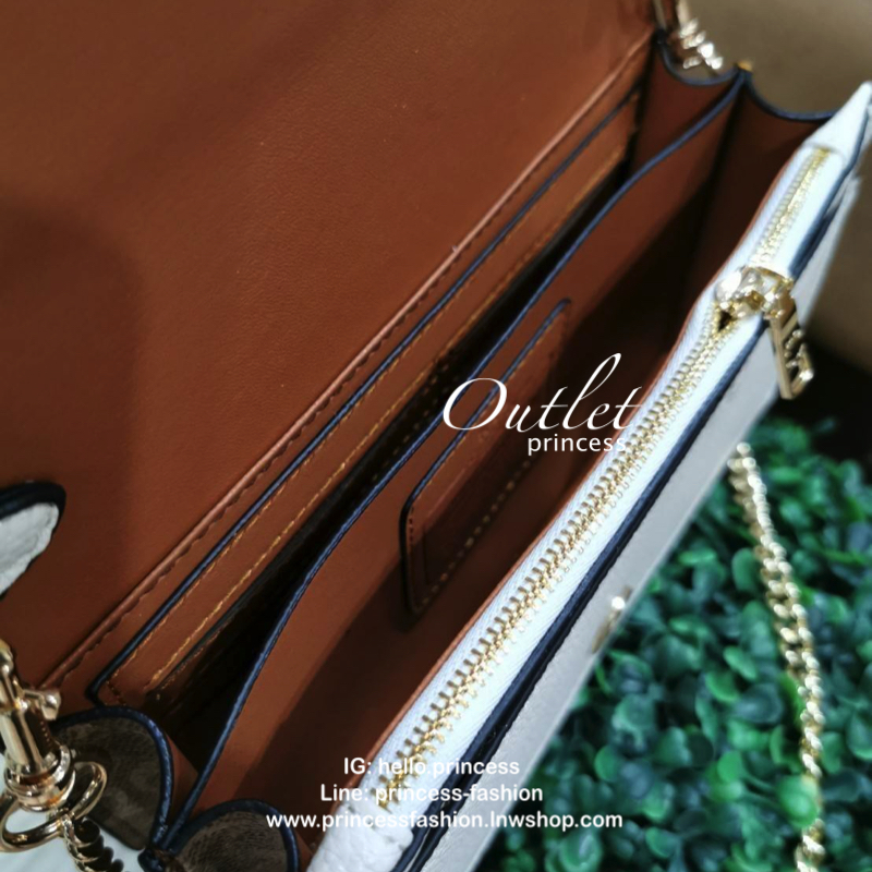 DISNEY X COACH Crossbody Bag 2019 New in! กระเป๋าสะพายคอลเลคชั่นสุดพิเศษ Limited Edition จาก Coach Factory ร่วมกับ Disney ทรงเหลี่ยม วัสดุหนัง texture ลายสวย วางอยู่ทรง ดีไซน์ ลายตัวการ์ตูนดิสนีย์ทั้ง 2 character เปิดปิดด้วยฝาปิด กระดุมแม่เหล็ก ภายในแบ่งช