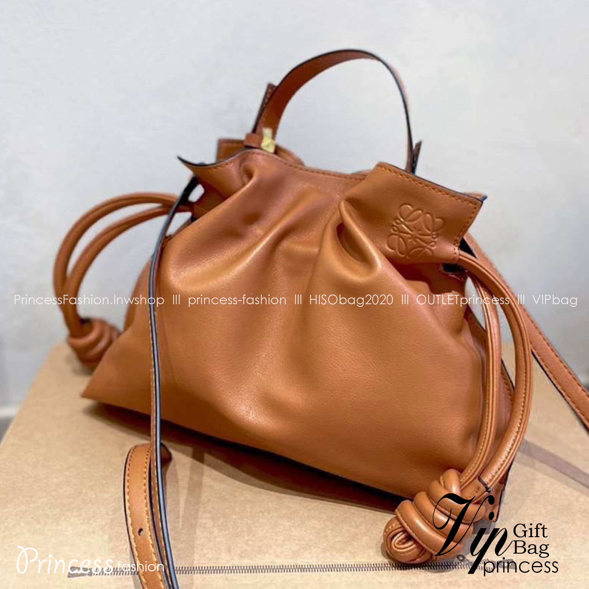 LOEWE Flamenco Clutch Bag / LOEWE CROSSBODY BAG กระเป๋าหนังทรงขนมจีบ อะไหล่ทอง วัสดุหนังอย่างดี