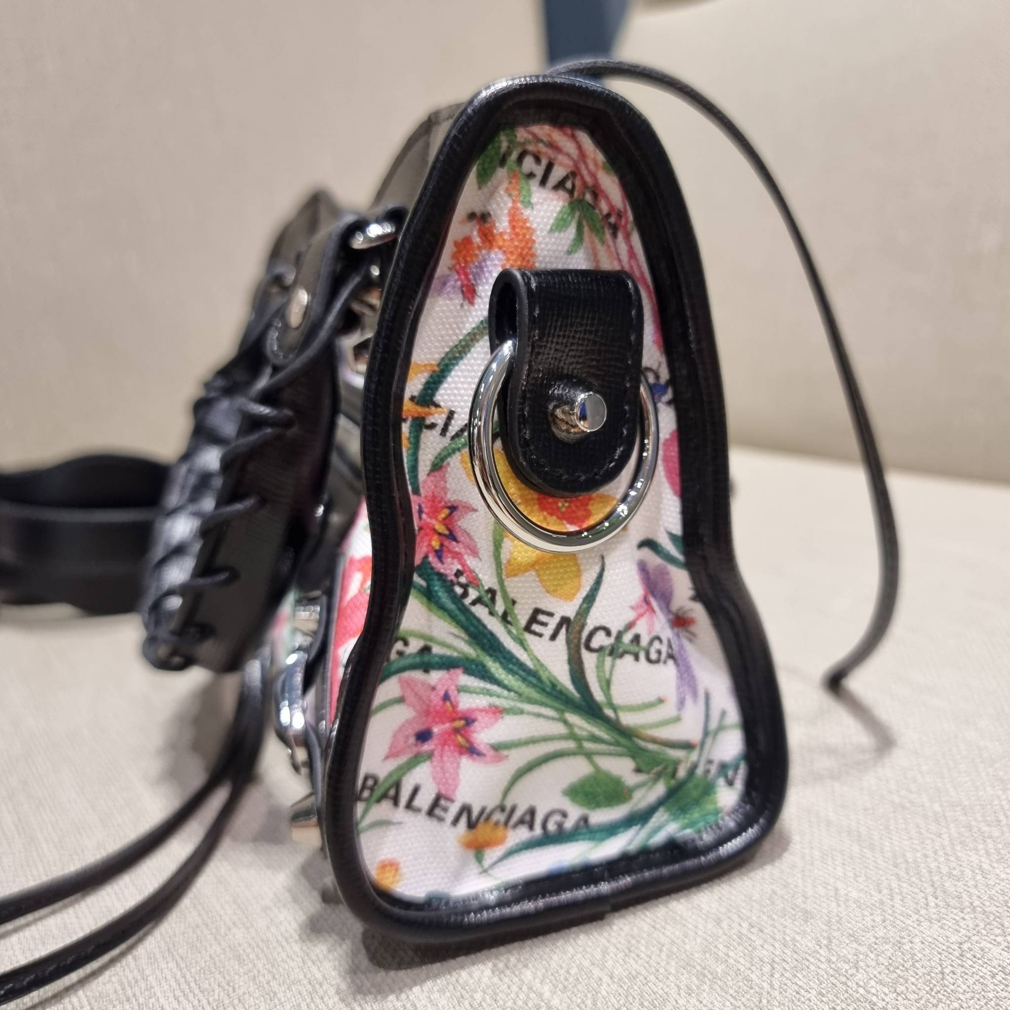 ไซส์ใหม่ กับรุ่นคอลแลบอีกหนึ่ง ที่ฮอตติดลมไม่เลิก!! Gucci×Balenciaga neo floral small bag กระเป๋าถือ/สะพายข้างที่โดดเด่นในสไตล์ที่ไม่ซ้ำ ไม่เกร่อ ดีไซน์มีกิมมิคและลูกเล่นแพรวพราว ทั้งหนังรูดซิป ทั้งหูจับ ทั้งความตกแต่ง มีดีเทลอัพราคาไปหมด วัสดุผ้าแคนวาสตั