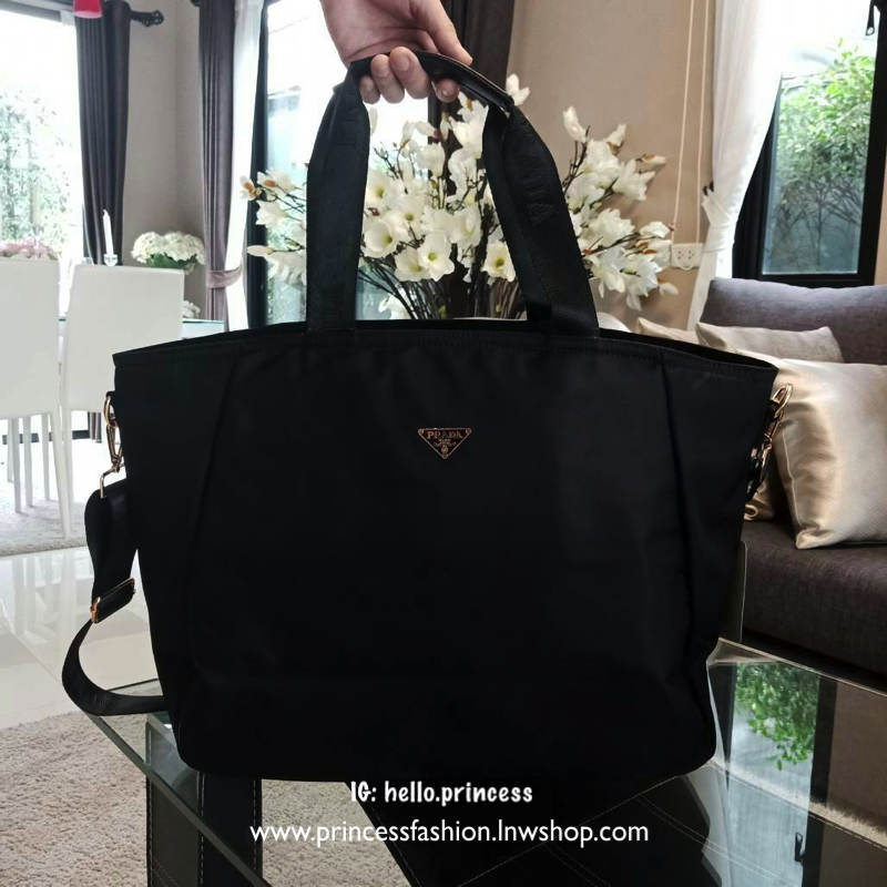 รุ่นยอดฮิต นำกลับมารีสต๊อคใหม่ค้าาาาา จากแบรนด์ prada จุของได้แน่นมากกก ใหญ่มาก เหมาะกับสาวๆ ทุกคนคะ ทุกคนต้องมีจริงๆ จะใส่ของไปเรียน ไปเที่ยว ไปติวหนังสือกับเพื่อน ก็หมดห่วง เพราะสามารถใส่ สมุด หนังสือหรือ labtop ได้สบายๆ วัสดุ ทำจาก Nylon อย่างดีกันน้ำ1