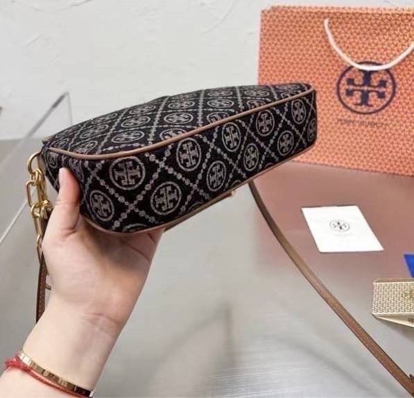 TORY BURCH T MONOGRAM JACQUARD SHOULDER BAG กระเป๋าสะพายข้าง Tory 😍😍 ใบเล็กซิปบน ลายT โมโนแกรม อะไหล่ทองมาใหม่ มาพร้อมสายสะพายยาว2 สาย งานจริงสวยทุกมุมงานปั้มแบรนด์ทุกจุด