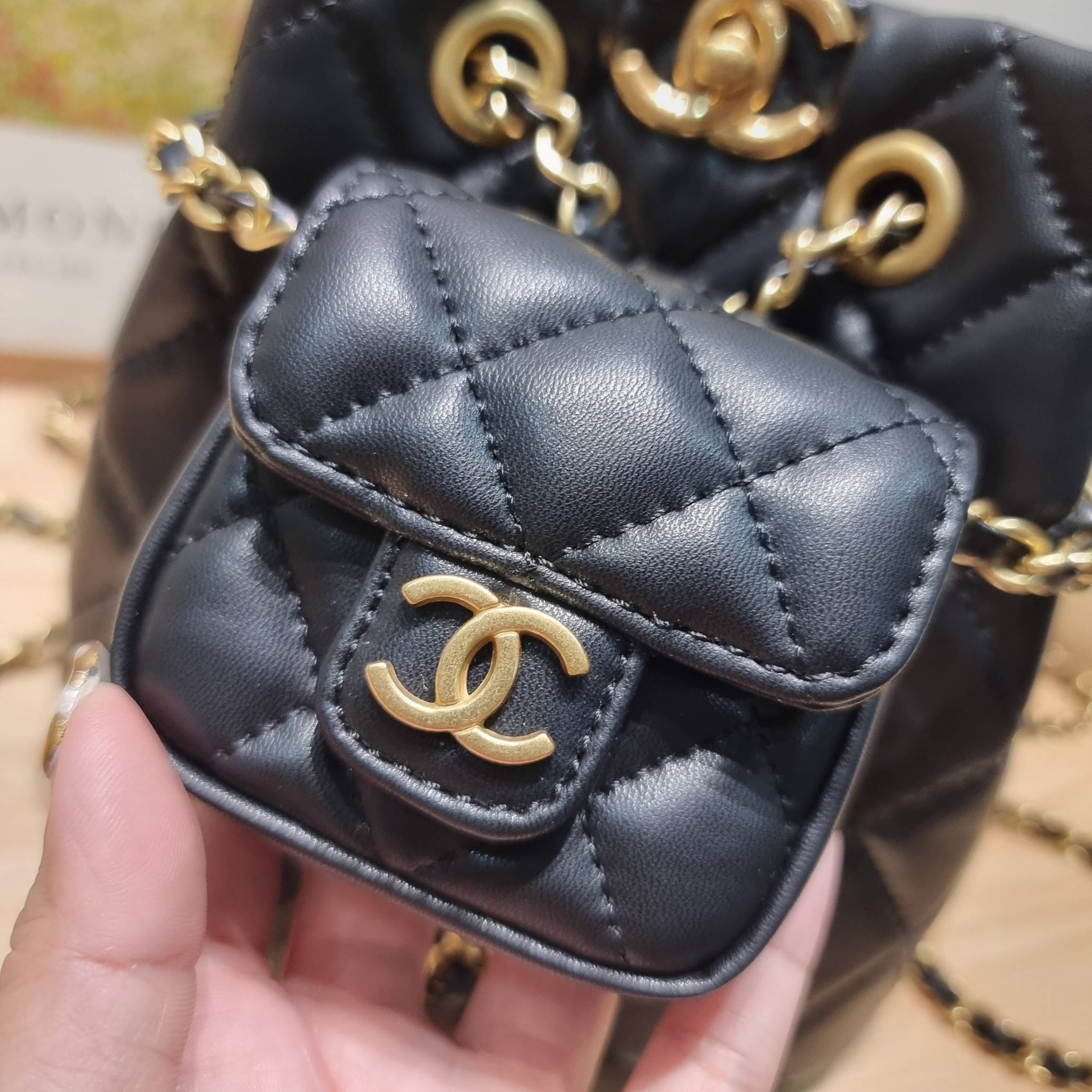 Chanel small backpack กระเป๋าสะพายหลังใบเล็ก โลหะสีทอง ดีไซน์ 2023 น้องน่ารักตะโกนม้าก!! กับกระเป๋าทรงเป้ ขนาดน่ารักน่าใช้ ดีเทลดีงาม มีใบลูกติดในตัวกระเป๋า สะดวกใช้สุดๆ