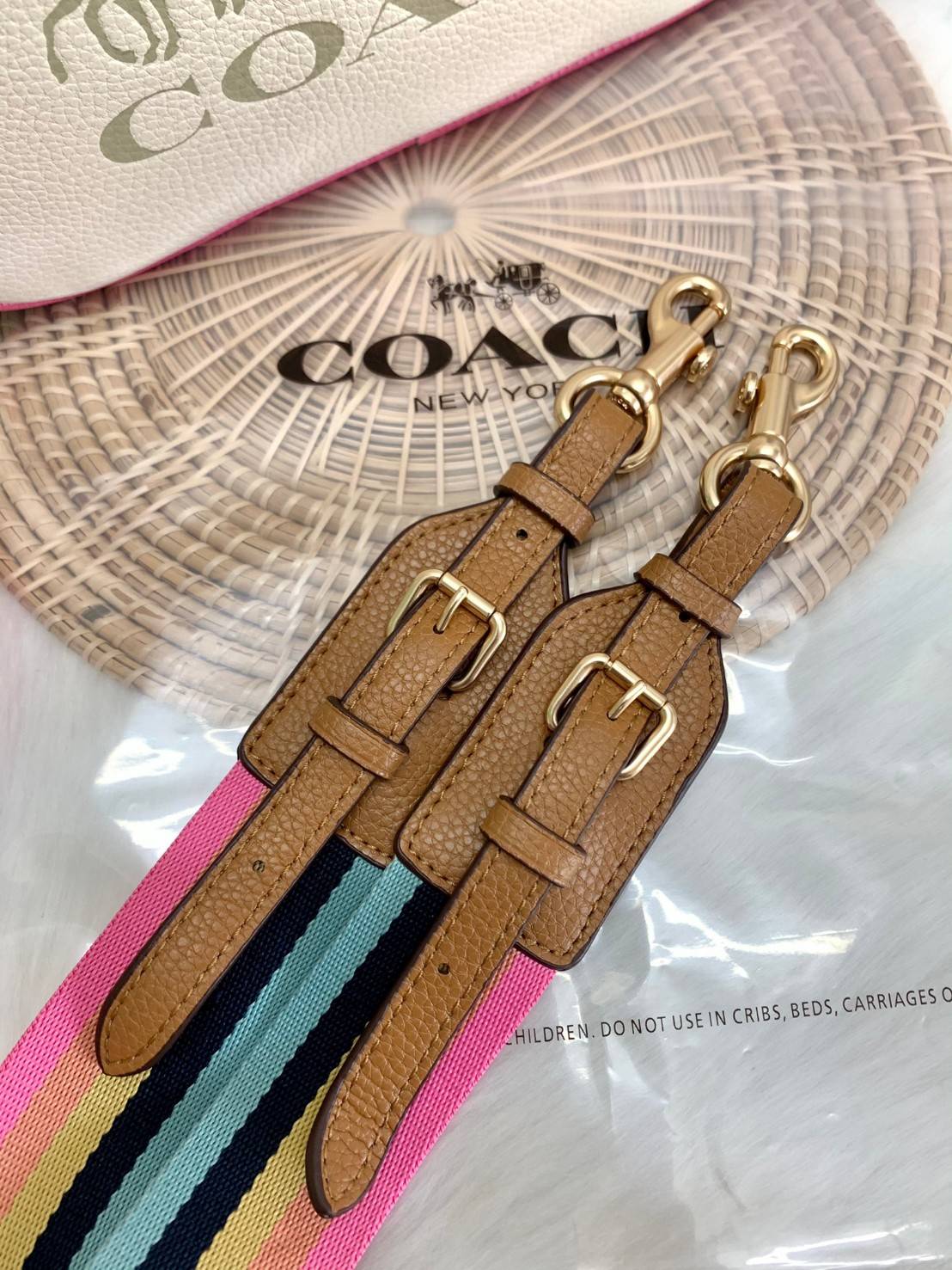 COACH JES CROSSBODY IN COLORBLOCK((72704)) พร้อมส่งอีกครั้ง ห้ามพลาดก่อนหมดค่ะ! กระเป๋าสะพายข้าง//หรือครอสบอดี้ร์ หนังแท้นิ่ม ลายหนังสวยงาม ด้านหน้ามีโลโก้แบรนด์แบบรถม้าเก๋ไก๋ค่ะ มี2ช่องซิปหลักให้ใส่ของ;สามารถใส่กระเป๋าเงินใบยาวได้;ของอื่นๆได้หลายอย่างเลย