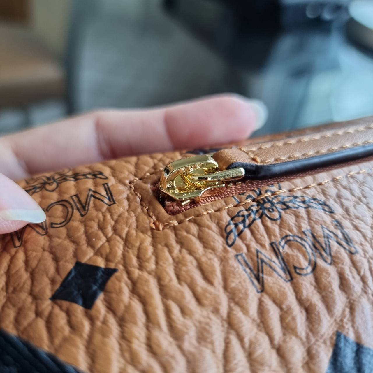 M.C.M FURSTEN BELT BAG IN VISETOS กระเป๋าคาดอกยอดฮิต หนุ่มๆสาวๆใช้ได้ไม่มีเบื่อ รุ่นขายดี ลายวิเซโต้เอกลักษณ์ ทั้งสปอร์ตและดูหรูในตัว ใช้งานง่าย ได้ทุกลุค วัสดุหนังแคนวาสคุณภาพดี มีช่องซิปหลัก และซิปด้านหลังกระเป๋า ภายในเป็นช่องโล่งบุผ้าซับอย่างดี รุ่น un