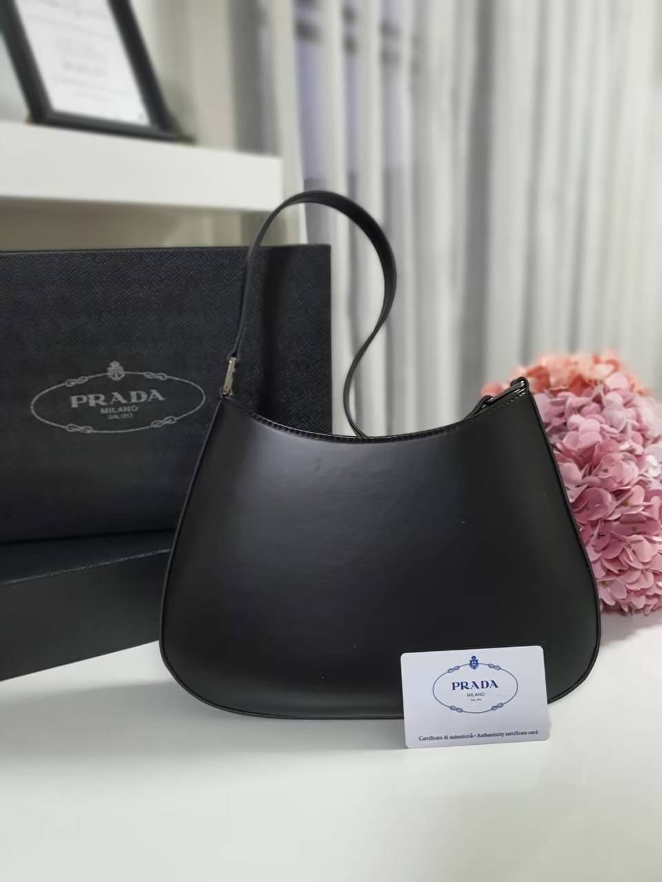 Prada Cleo brushed leather shoulder bag กระเป๋าทรงสวยยอดฮิต กับแบรนด์ PRADA งานพรีเมียมกิ้ฟท์จากแบรนด์ ทรงสะพายไหล่สวยหรูอยู่ทรง PRADA CLEO หนังเรียบดำเงาหรูสุดคลาสสิต เปิดปิดด้วยกระดุมอะไหล่เงินทั้งใบ ด้านในใส่กระเป๋าสตางค์ยาว มือถือ ของจุกจิกได้เยอะ มีป