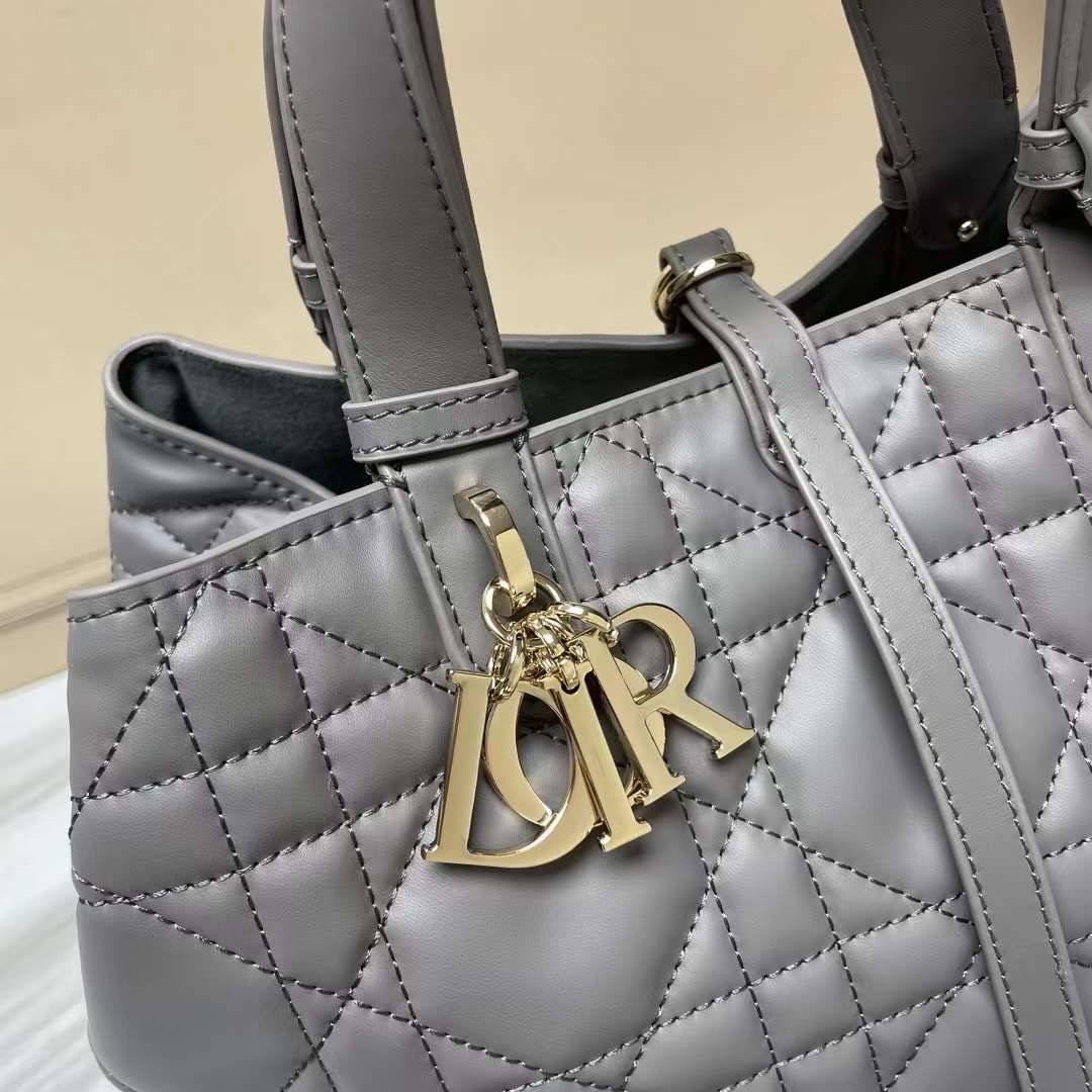 MEDIUM 30cm DIOR TOUJOURS BAG Macrocannage Calfskin / DIOR Tote Bag ออริ 1:1 พร้อมส่ง 5 สี กระเป๋าสะพายทรงโท้ท จุของได้เต็มที่ รูปทรงคลาสสิค หนังสวย หรูหราเกินราคา